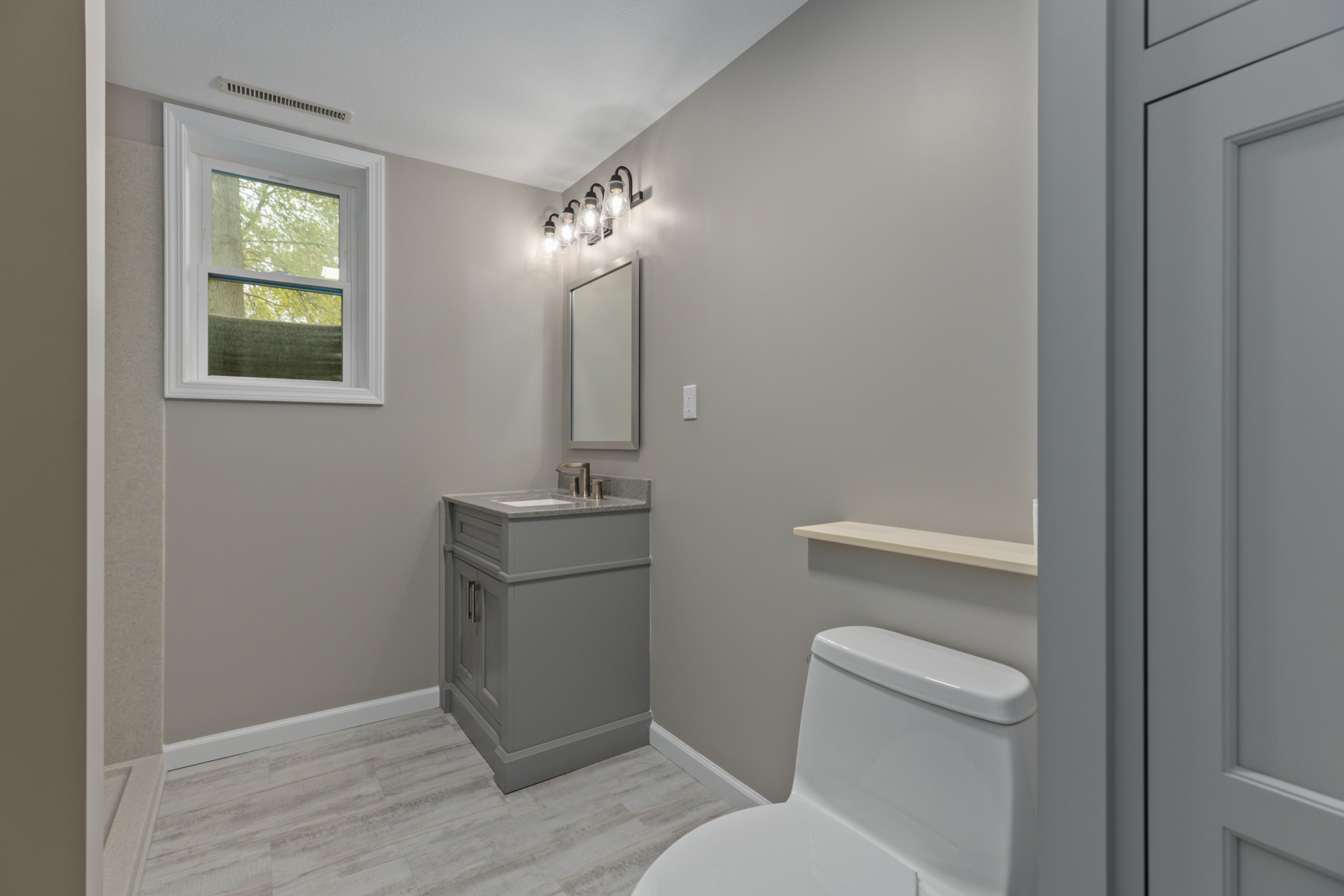 Litchfield, Illinois, 62056, United States, 5 Bedrooms Bedrooms, ,4 BathroomsBathrooms,Residential,For Sale,1979153