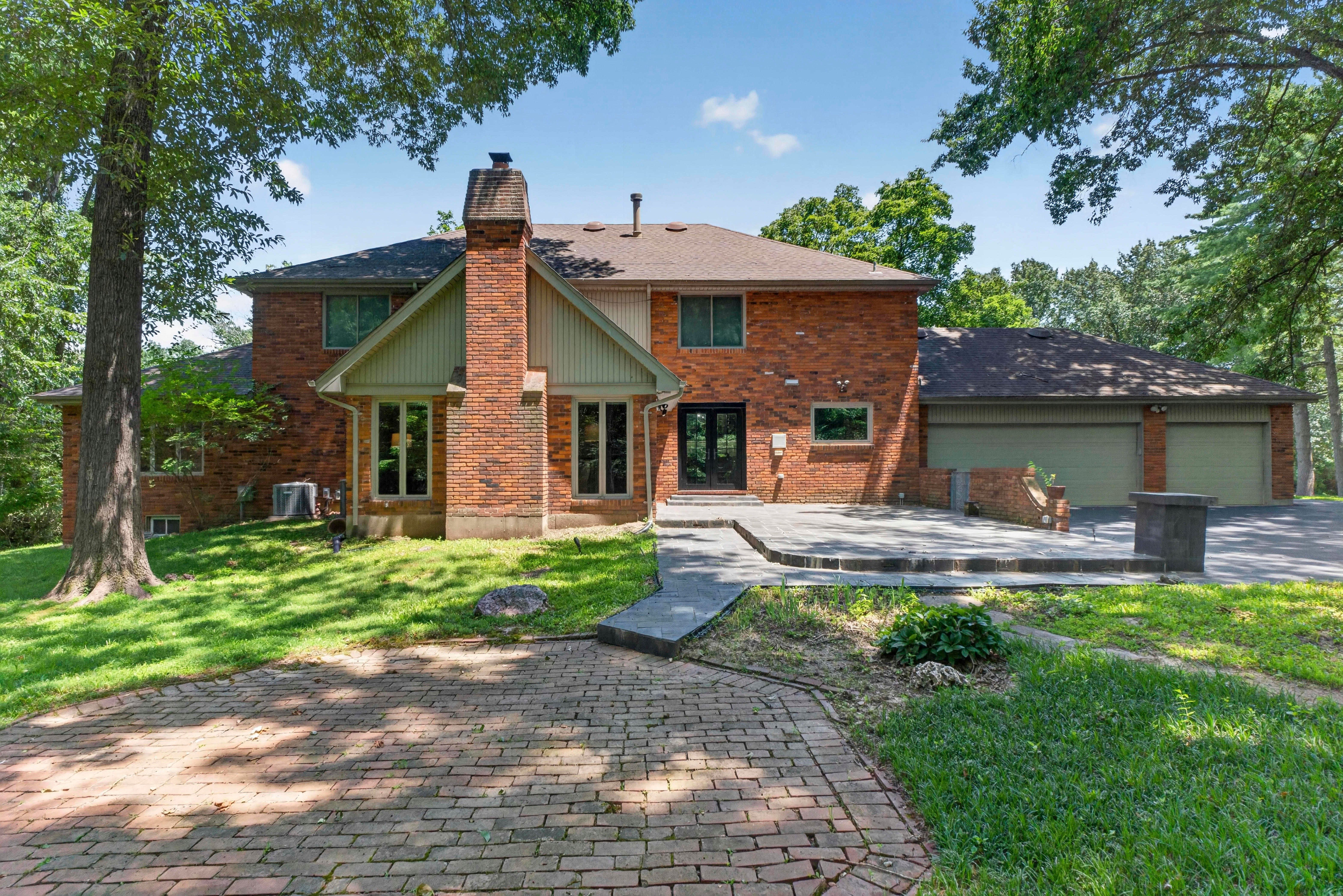  Elegant Brick Retreat on 1.5+ Acres with Modern Luxuries and Tranquil Living - 物件實景