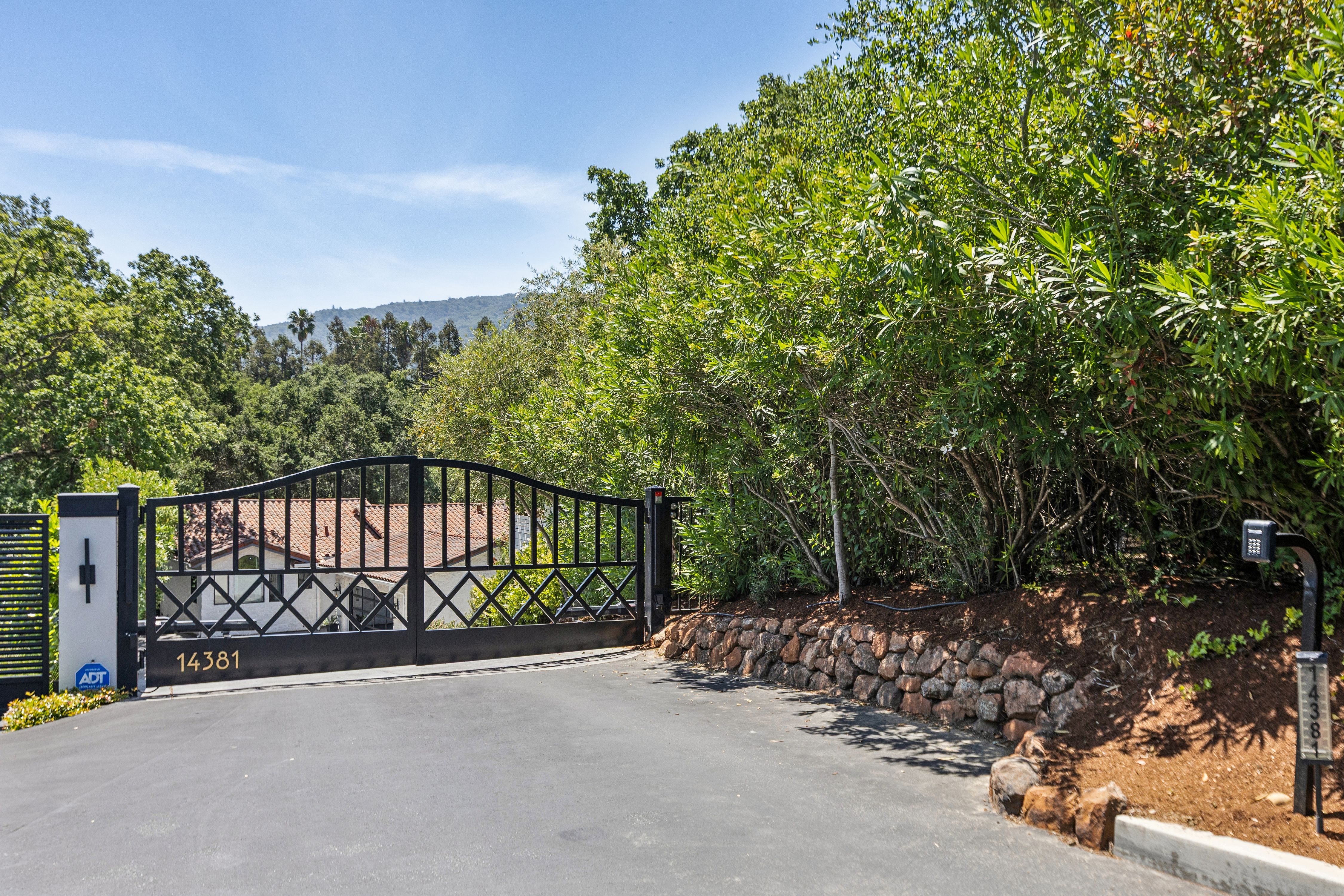  Private Gated Sanctuary With Expansive Outdoor Living - 物件實景