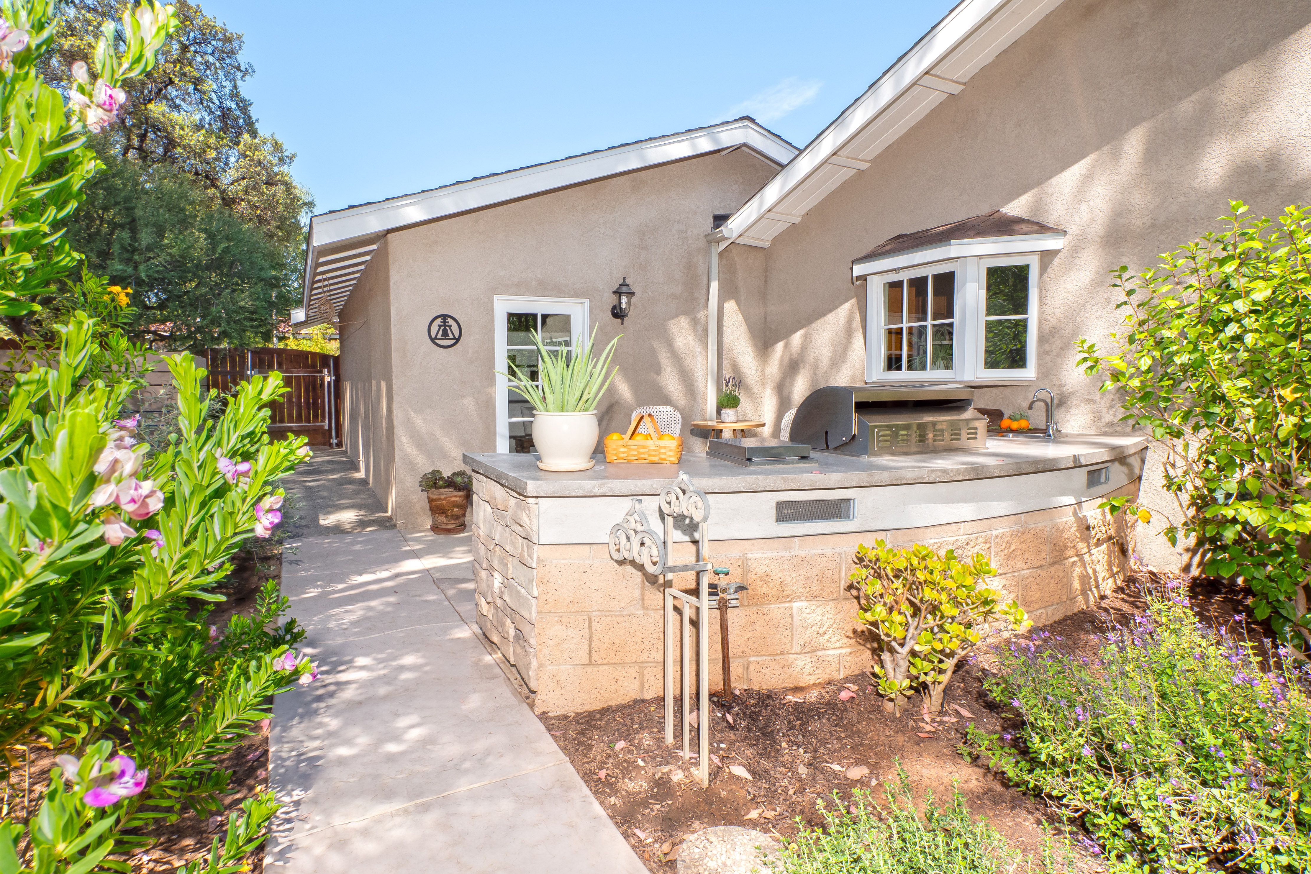  2372 Shadow Hill Drive, Riverside, CA 92506 - 物件實景