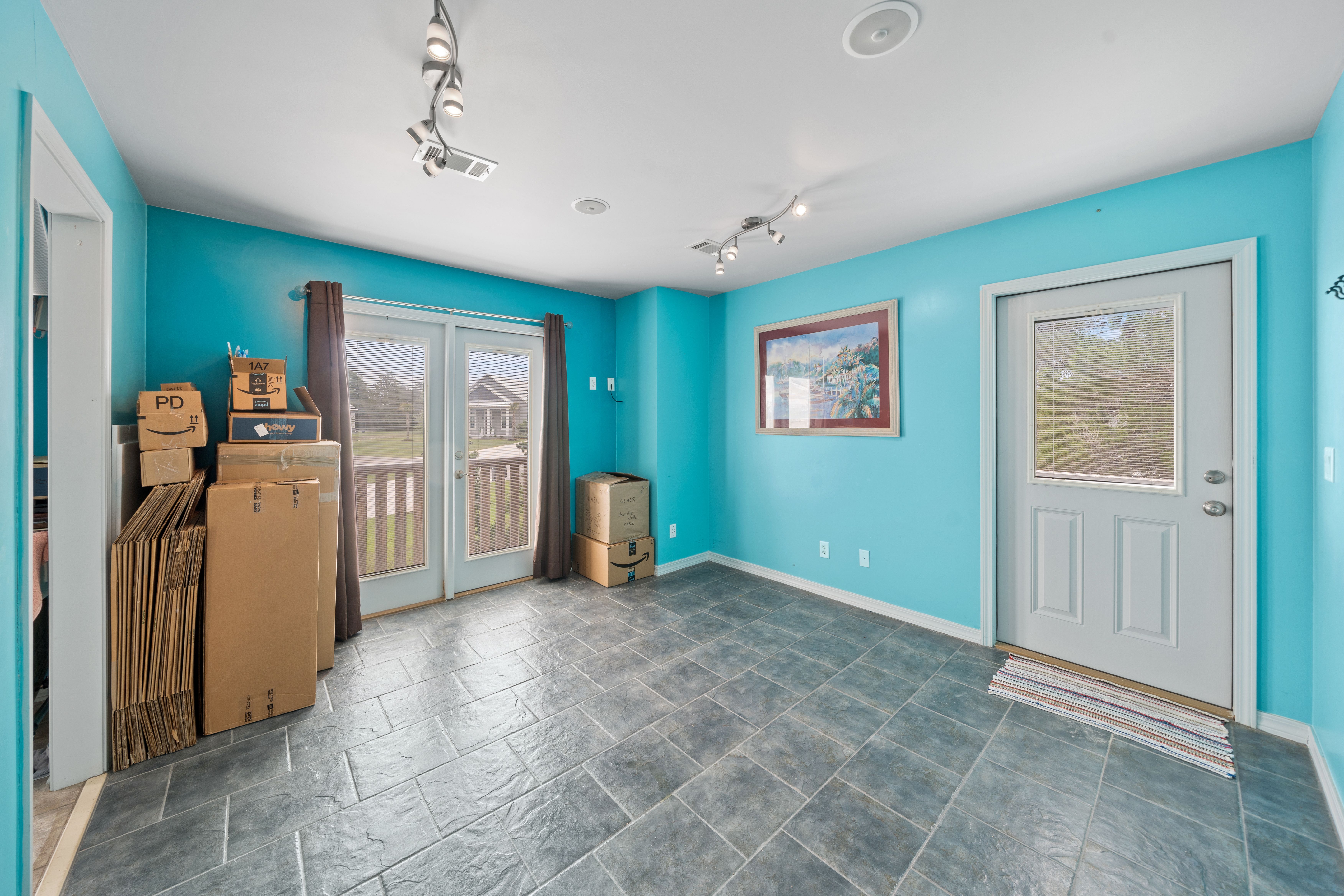  Spacious Three-Level Home With Detached Two-Car Carriage House - 物件實景