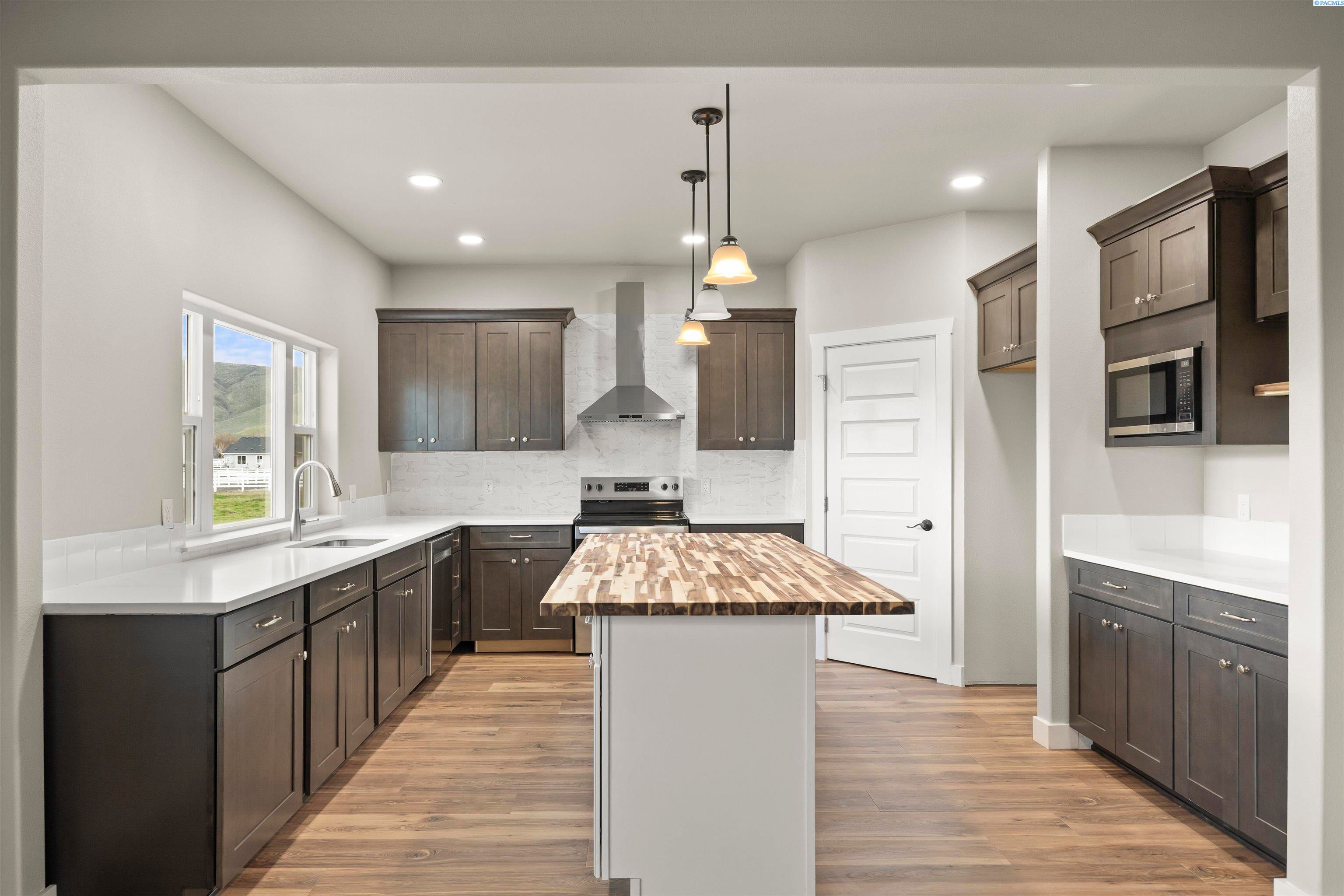 Prosser, Washington, 99350, United States, 3 Bedrooms Bedrooms, ,2 BathroomsBathrooms,Residential,For Sale,2027439