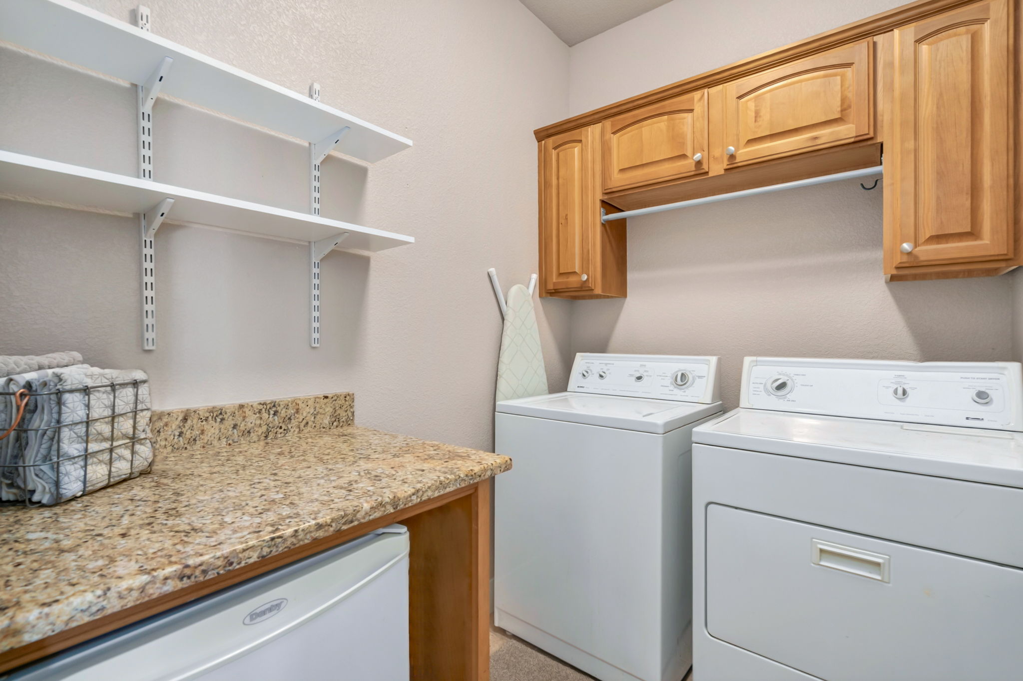 Great 2 Story With Main Floor Master Located Between Raindance and Pelican Lakes - 物件實景