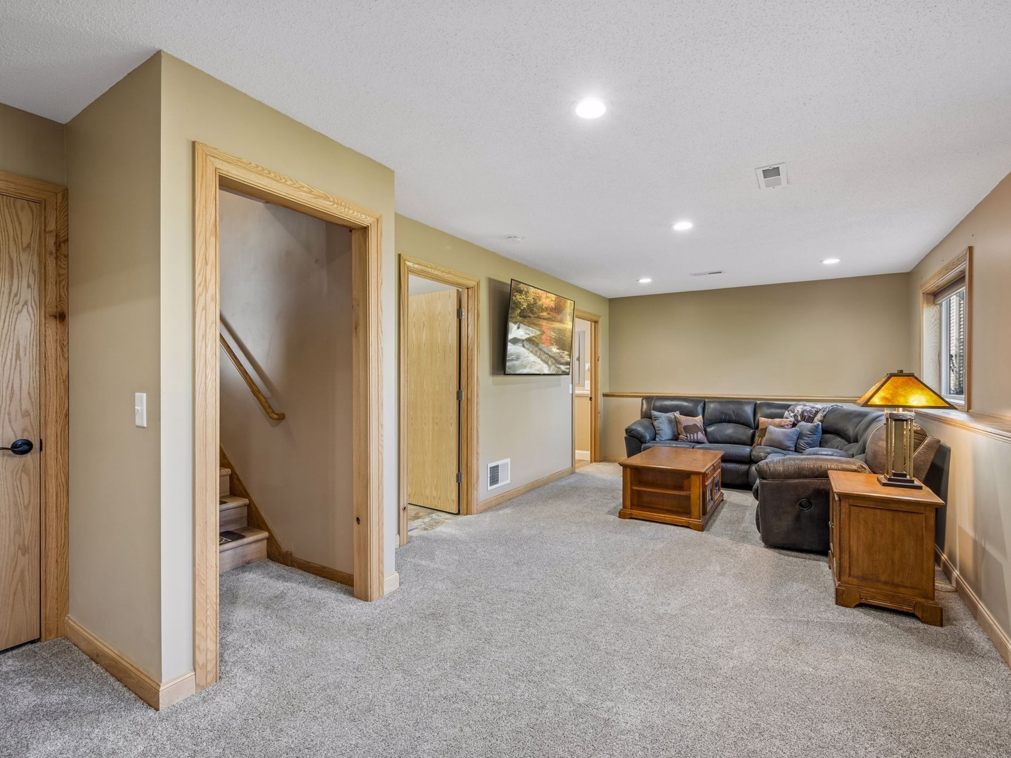  Updated Home, Incredible Garage Space - 物件實景