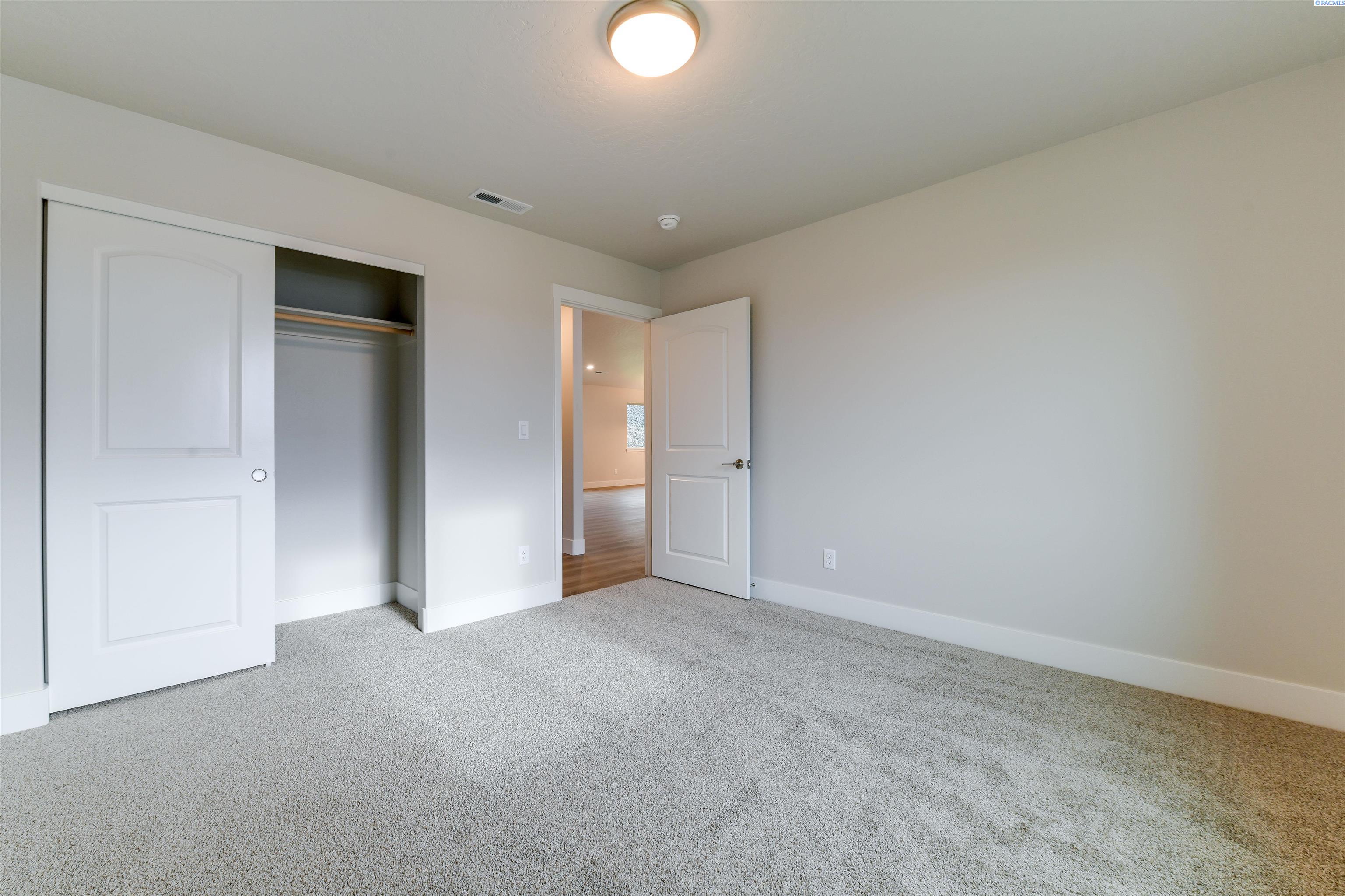 Kennewick, Washington, 99338, United States, 4 Bedrooms Bedrooms, ,1 BathroomBathrooms,Residential,For Sale,1933332
