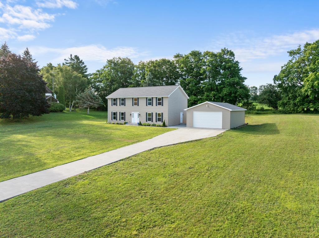 Charlevoix, Michigan, 49720, United States, 5 Bedrooms Bedrooms, ,3 BathroomsBathrooms,Residential,For Sale,1917973