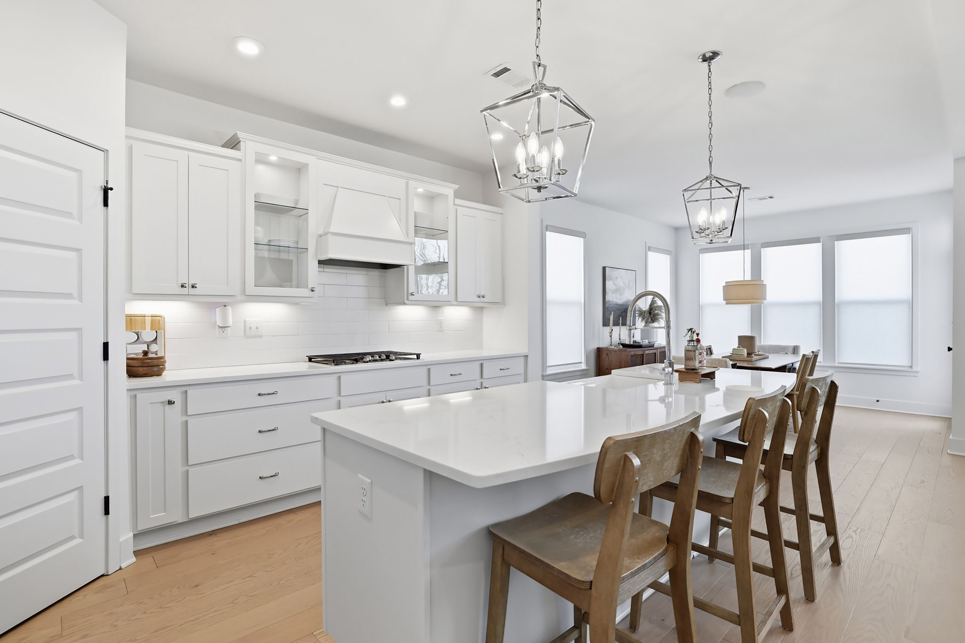  Stunning White Brick Modern Farmhouse Blends Timeless Charm with Elevated Design - 物件實景