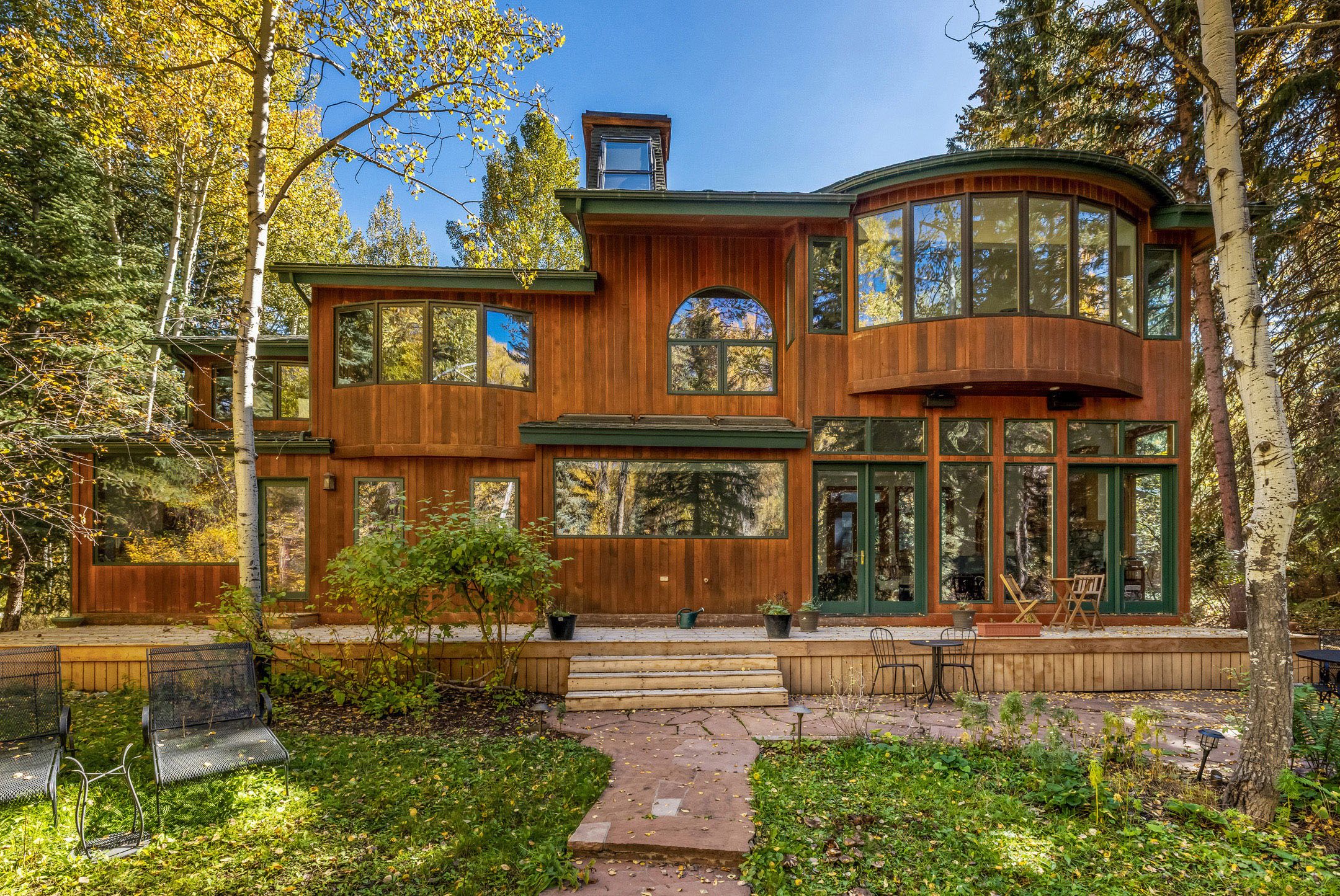  Live creekside in Aspen