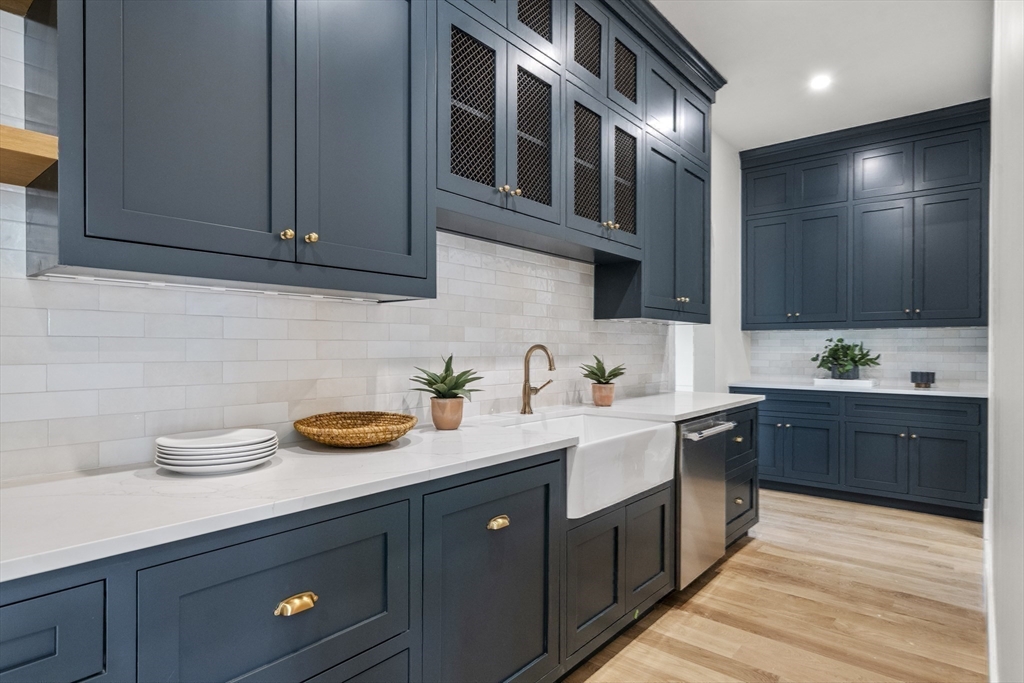 Hingham, Massachusetts, 02043, United States, 5 Bedrooms Bedrooms, ,6 BathroomsBathrooms,Residential,For Sale,1994867