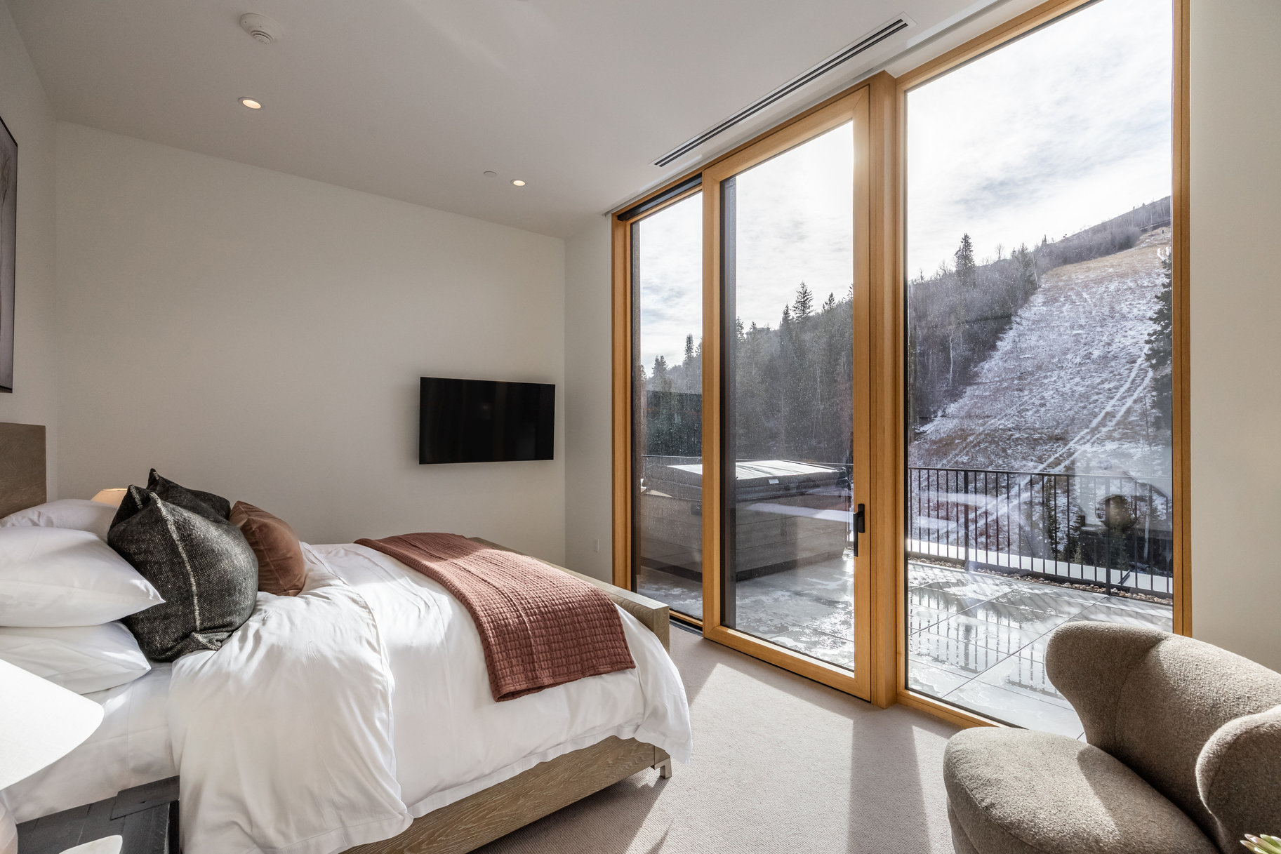 Furnished 5-bedroom Penthouse at Founder