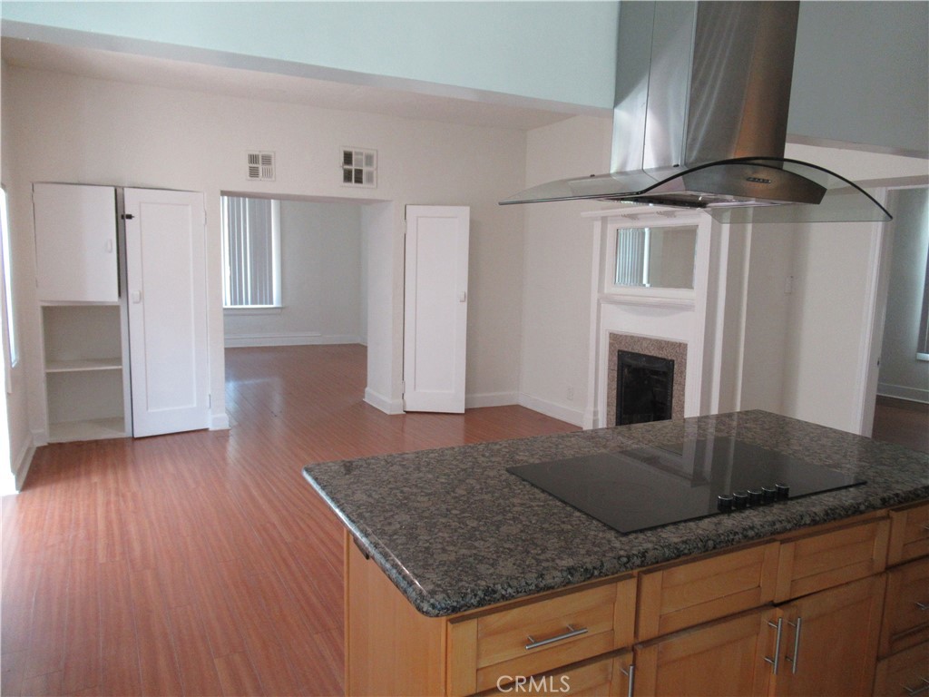 Los Angeles, California, 90018, United States, 4 Bedrooms Bedrooms, ,2 BathroomsBathrooms,Residential,For Sale,1941625
