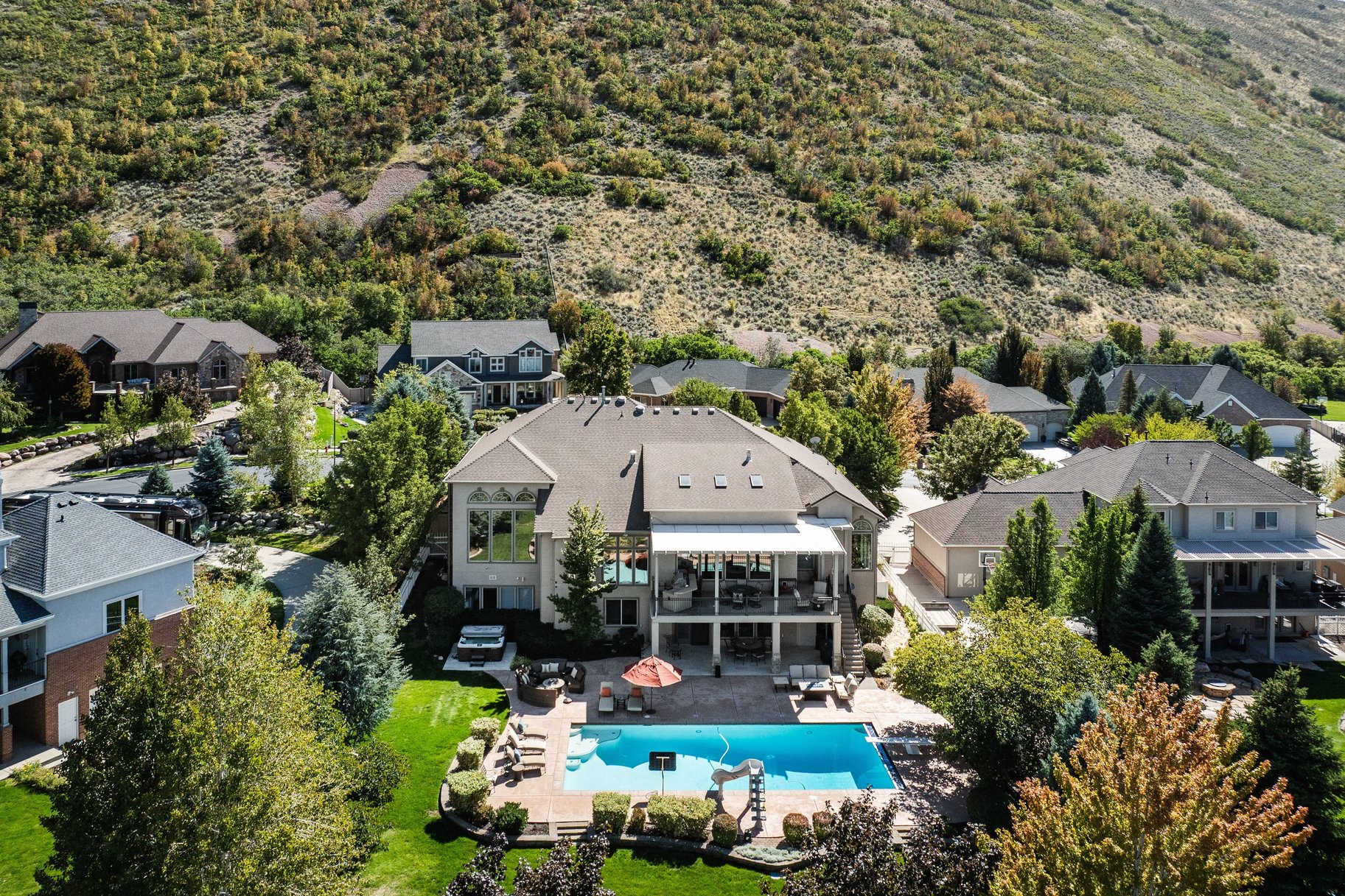  Stately Gated-Community Estate on Nearly Half an Acre: Vaulted Ceilings, Valley - 物件實景