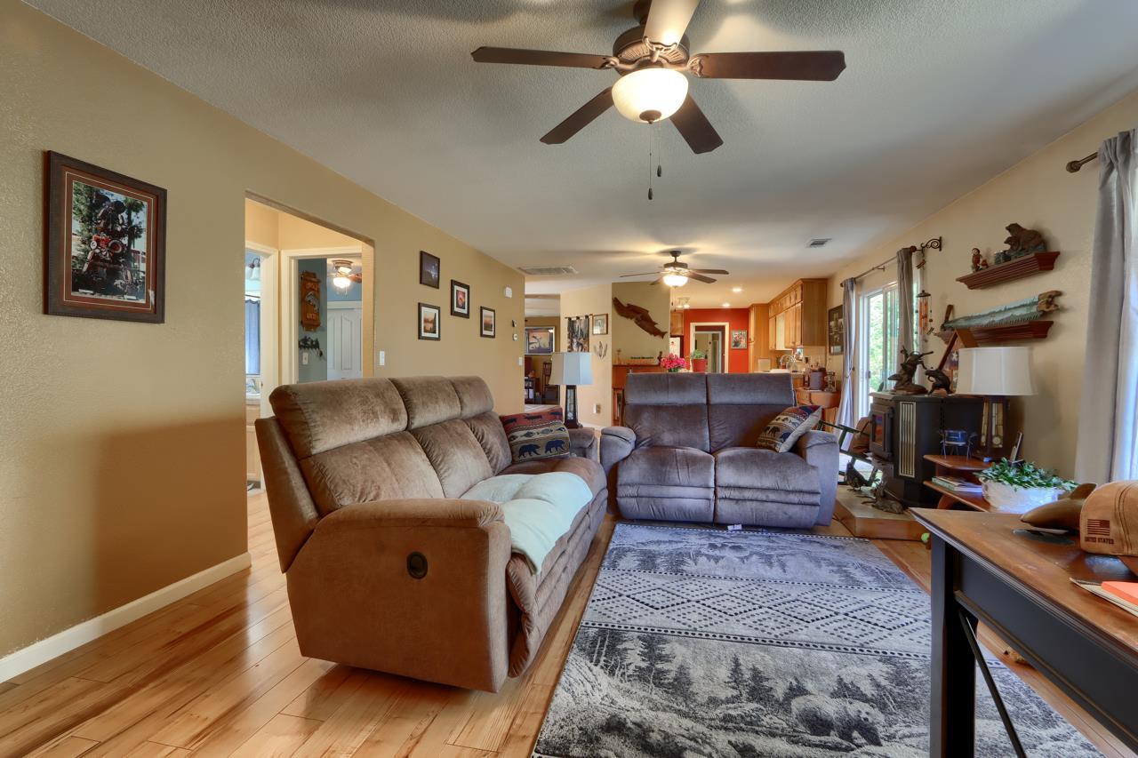 Mariposa, California, 95338, United States, 3 Bedrooms Bedrooms, ,2 BathroomsBathrooms,Residential,For Sale,1974178