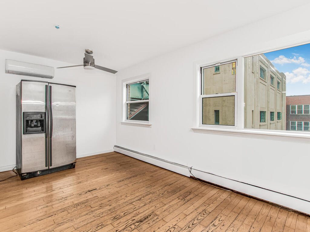 Bronx, New York, 10462, United States, 8 Bedrooms Bedrooms, ,3 BathroomsBathrooms,Residential,For Sale,1981445