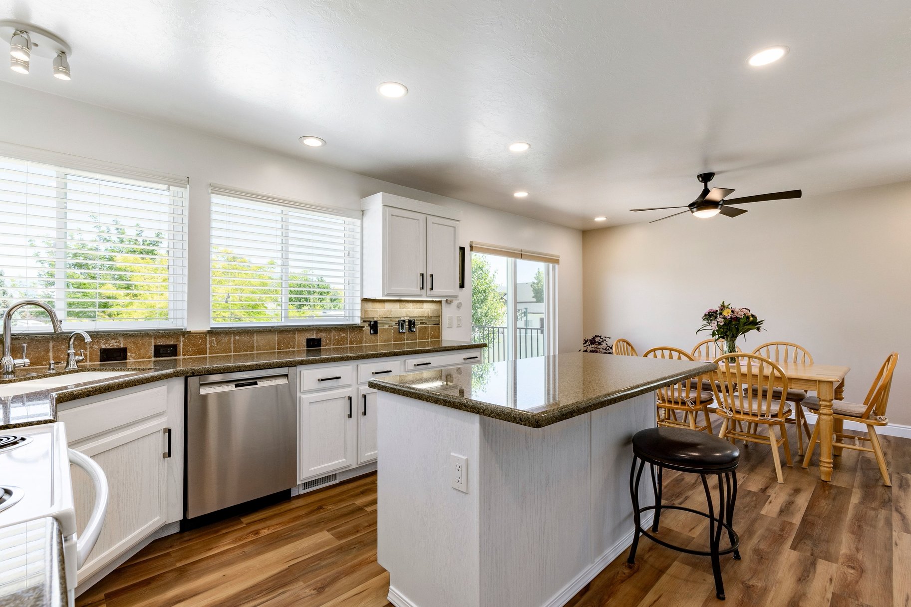  Lovingly Maintained Exceptional Home - 物件實景