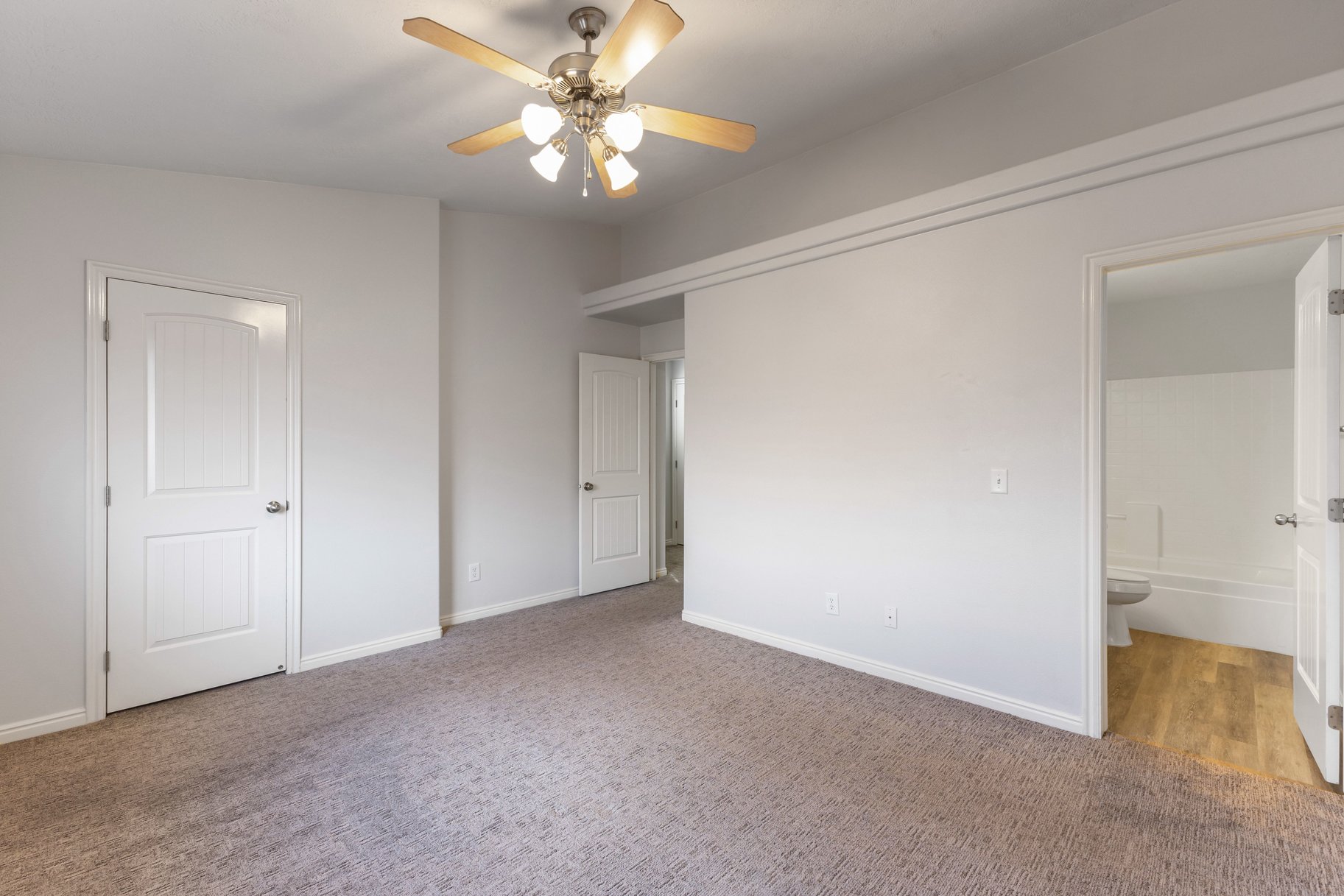 Private End Unit Townhome Near College, Hospital & Shopping – Move-In Ready - 物件實景