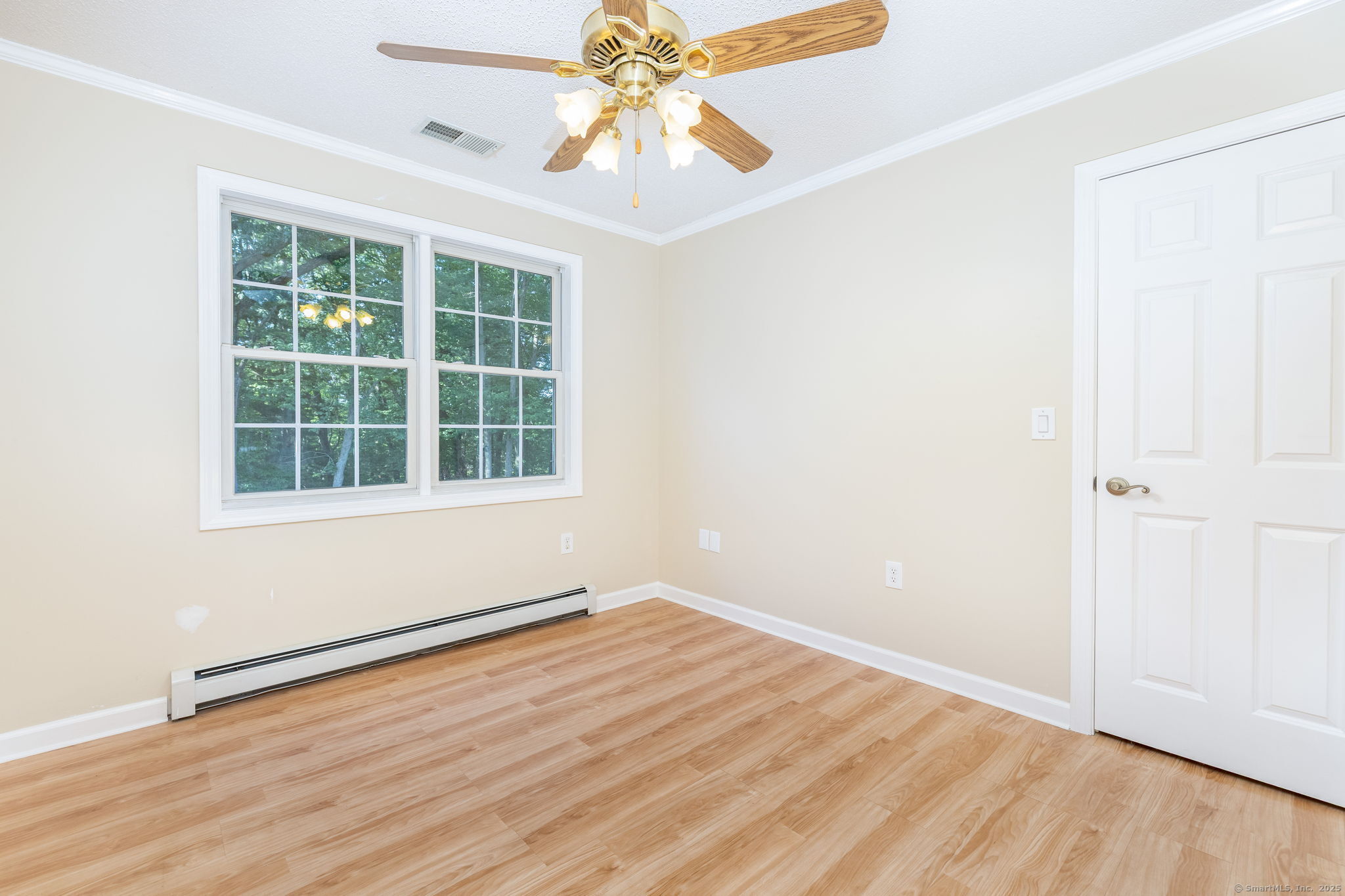 Manchester, Connecticut, 06040, United States, 3 Bedrooms Bedrooms, ,3 BathroomsBathrooms,Residential,For Sale,1917264