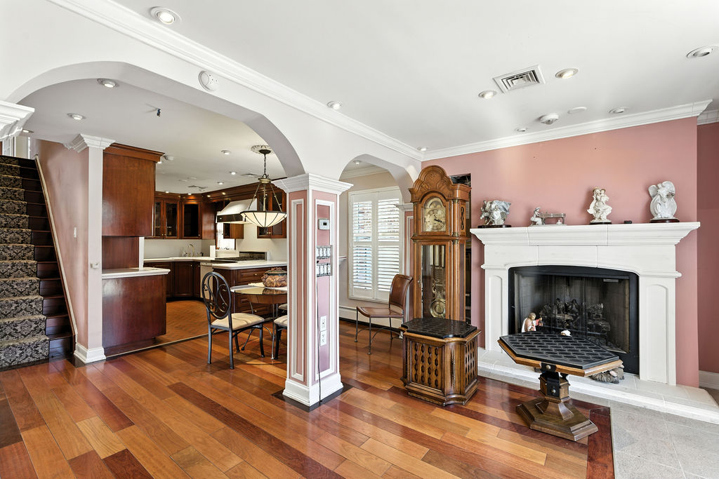 Howard Beach, New York, 11414, United States, 4 Bedrooms Bedrooms, ,4 BathroomsBathrooms,Residential,For Sale,1984168