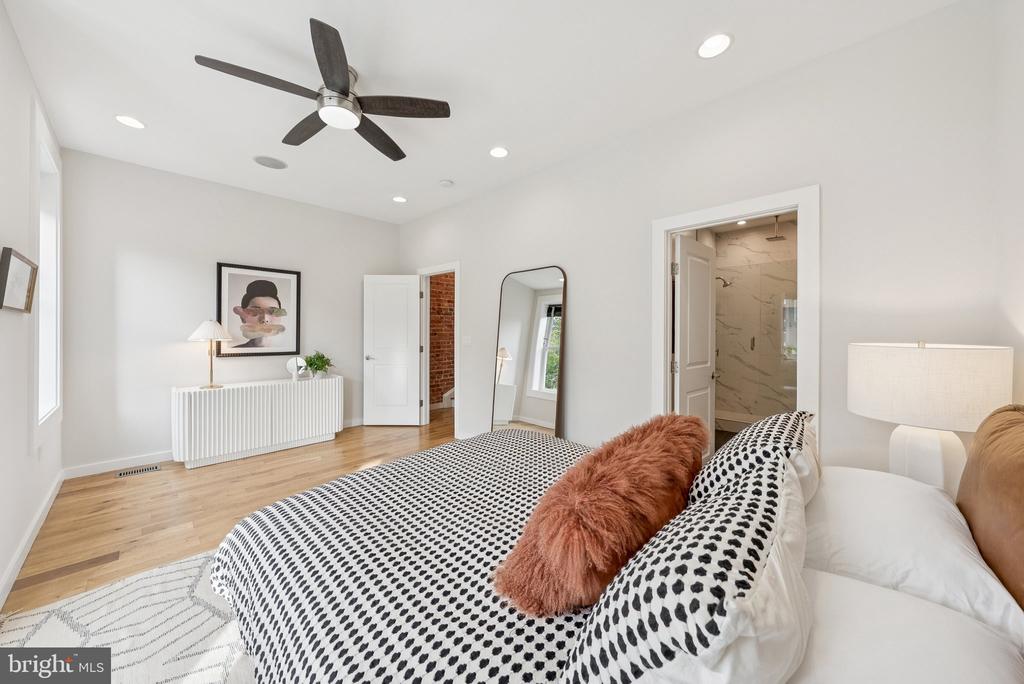 Washington, District of Columbia, 20001, United States, 6 Bedrooms Bedrooms, ,6 BathroomsBathrooms,Residential,For Sale,1983569