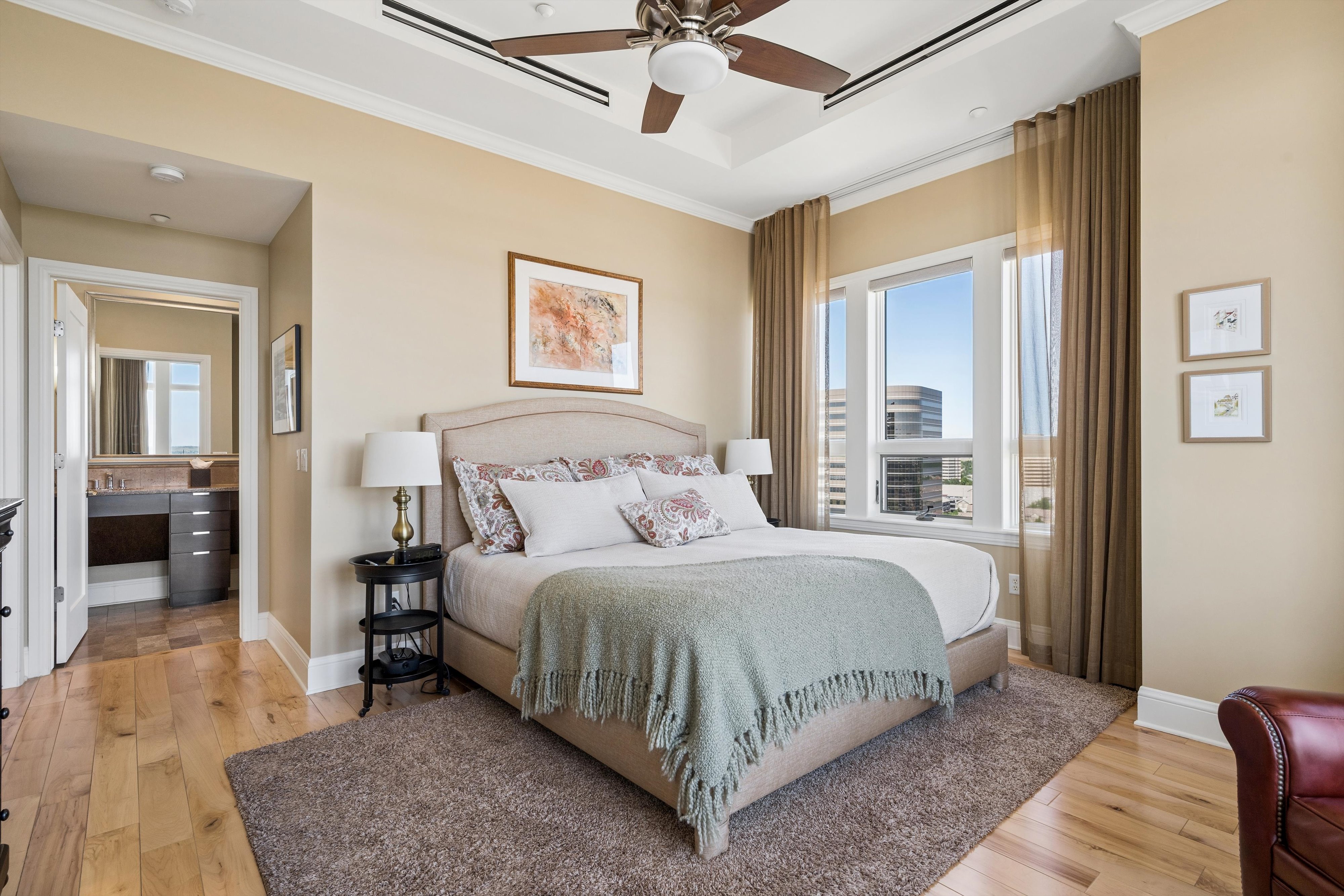  Fantastic 2 Bed/2 Bath End Unit Offering Panoramic Views - 物件實景