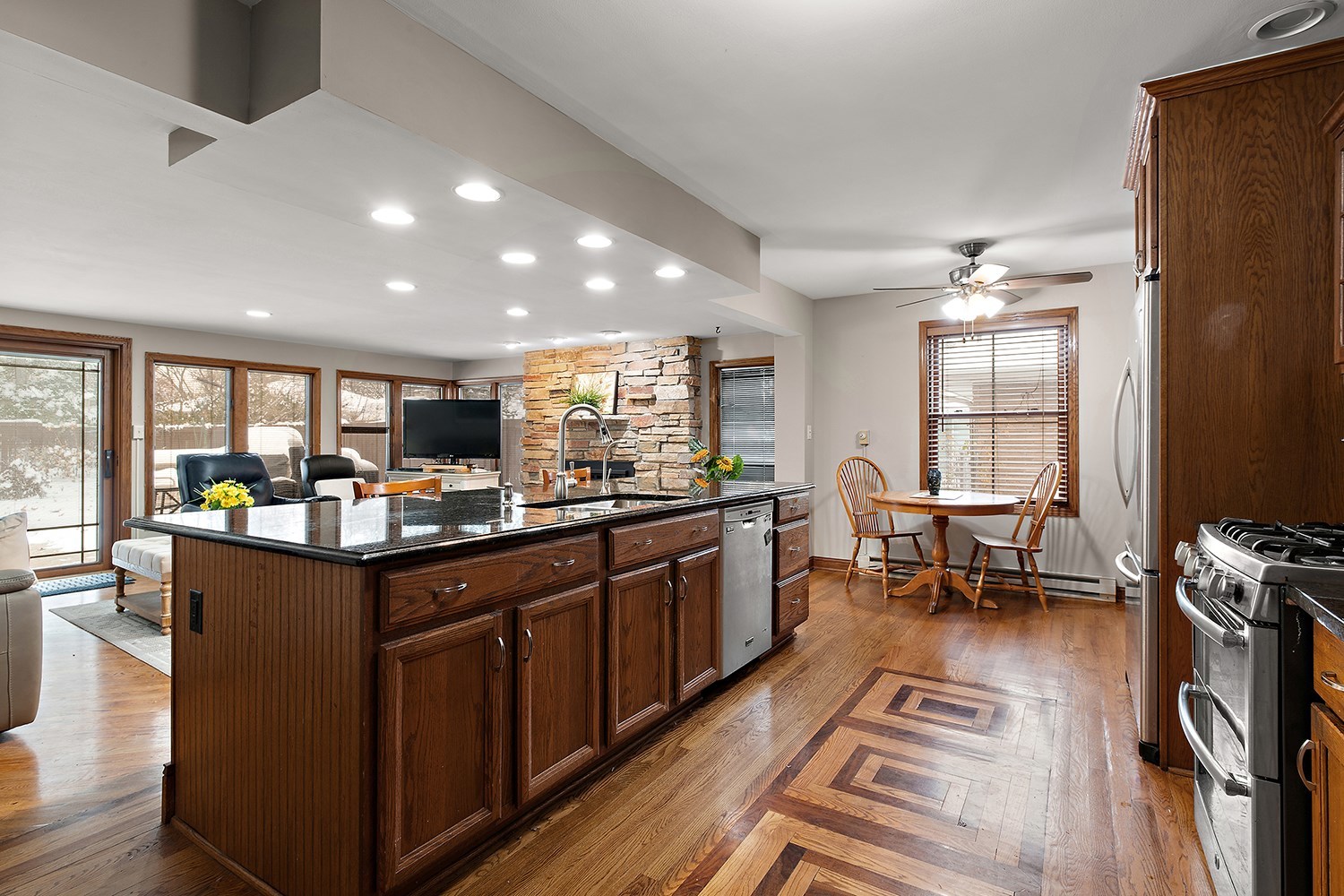 Des Plaines, Illinois, 60016, United States, 3 Bedrooms Bedrooms, ,3 BathroomsBathrooms,Residential,For Sale,2003071