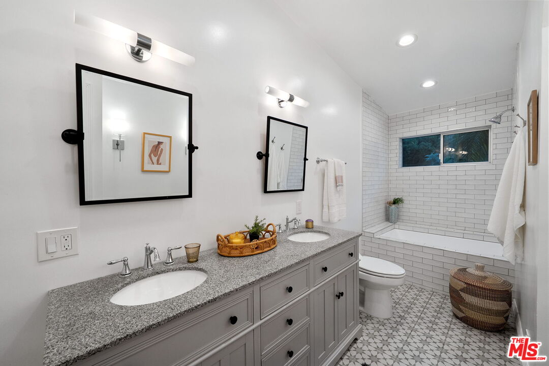 Los Angeles, California, 90046, United States, 3 Bedrooms Bedrooms, ,2 BathroomsBathrooms,Residential,For Sale,1910826