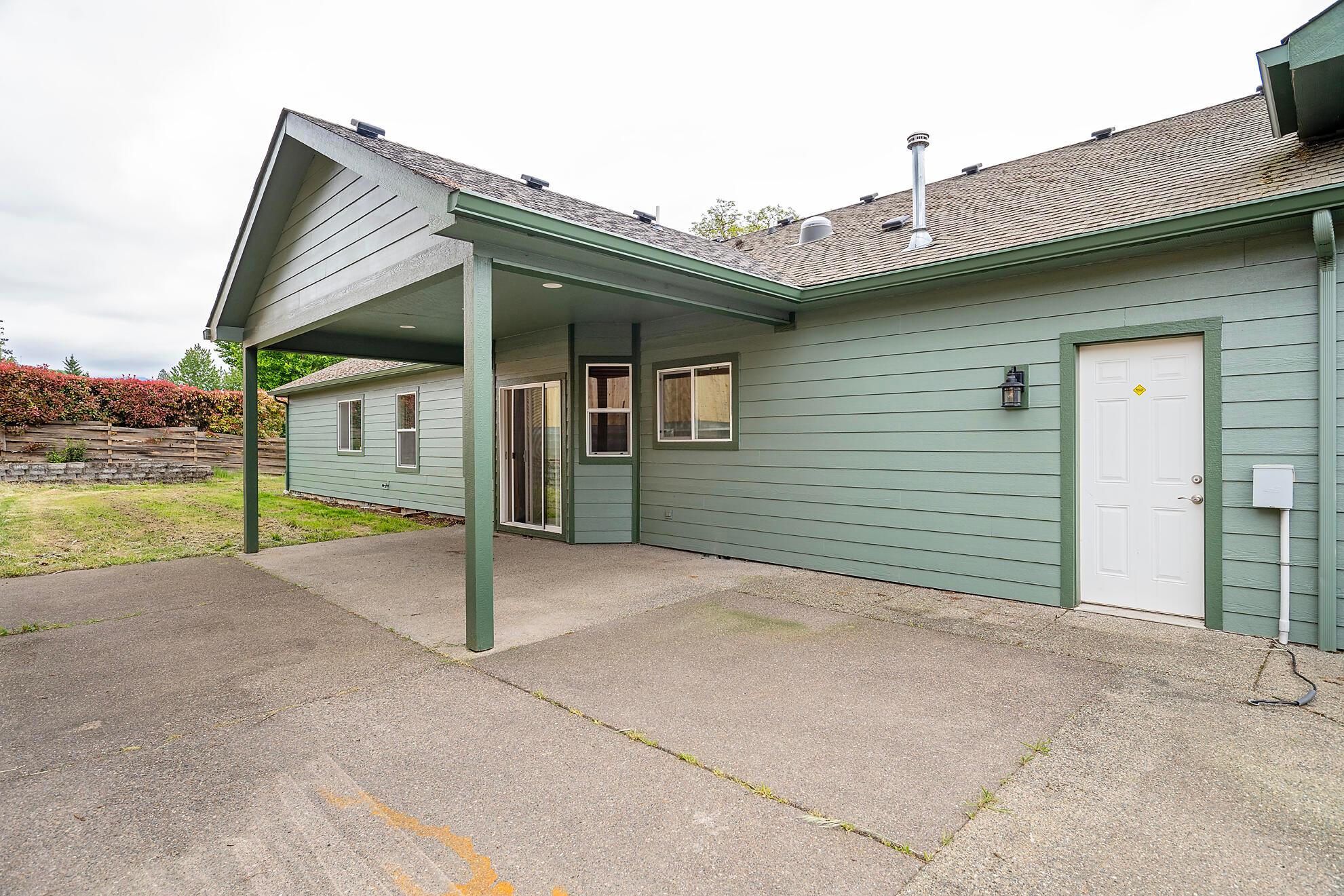 Grants Pass, Oregon, 97526, United States, 3 Bedrooms Bedrooms, ,3 BathroomsBathrooms,Residential,For Sale,1960642