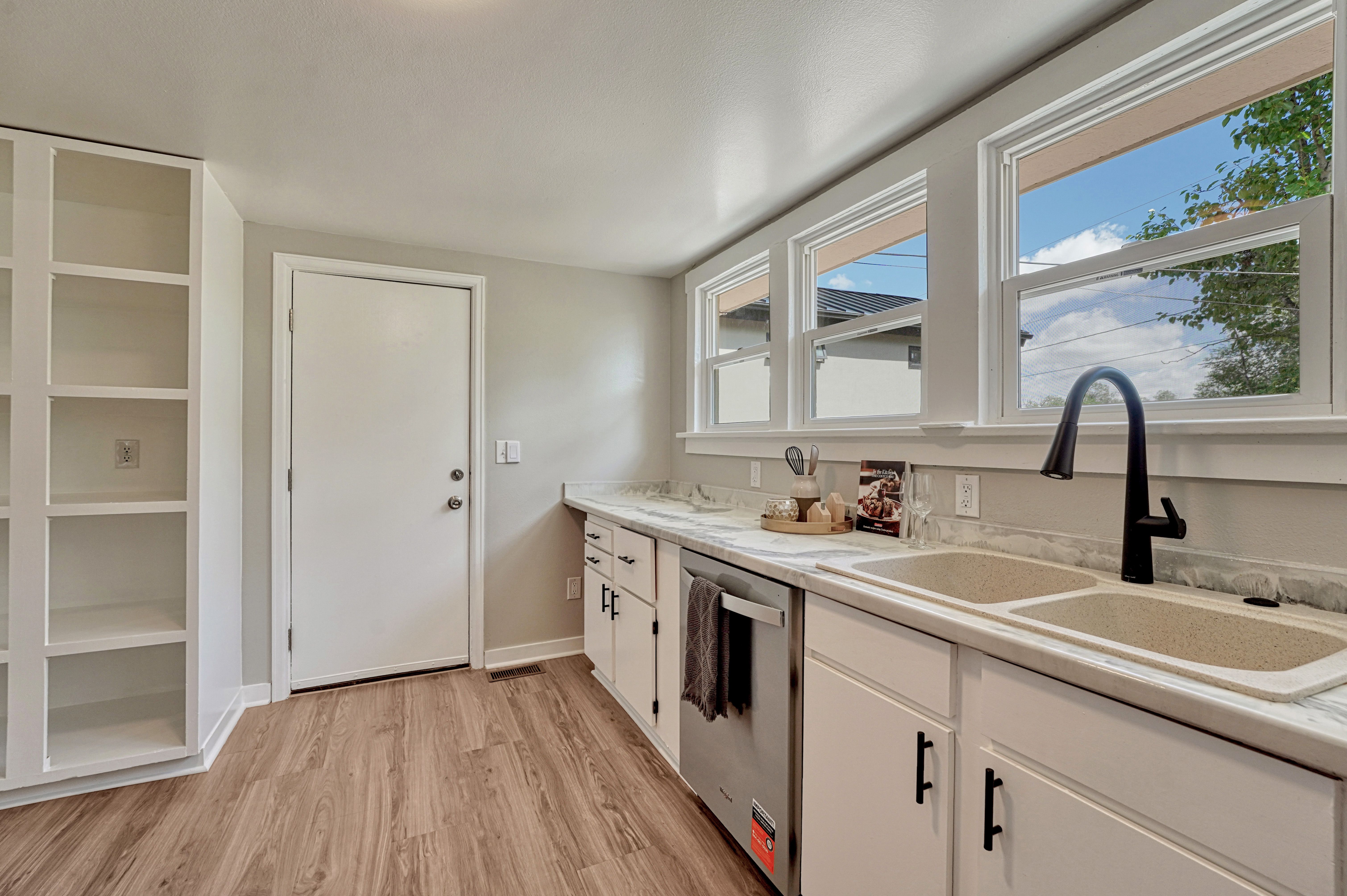  Welcome to This Beautifully Updated Home in Calvert Heights - 物件實景
