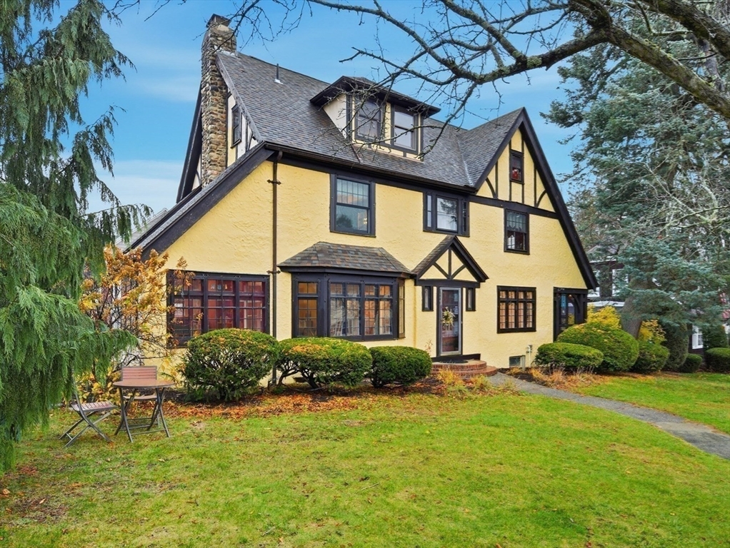 Holyoke, Massachusetts, 01040, United States, 5 Bedrooms Bedrooms, ,4 BathroomsBathrooms,Residential,For Sale,1991316