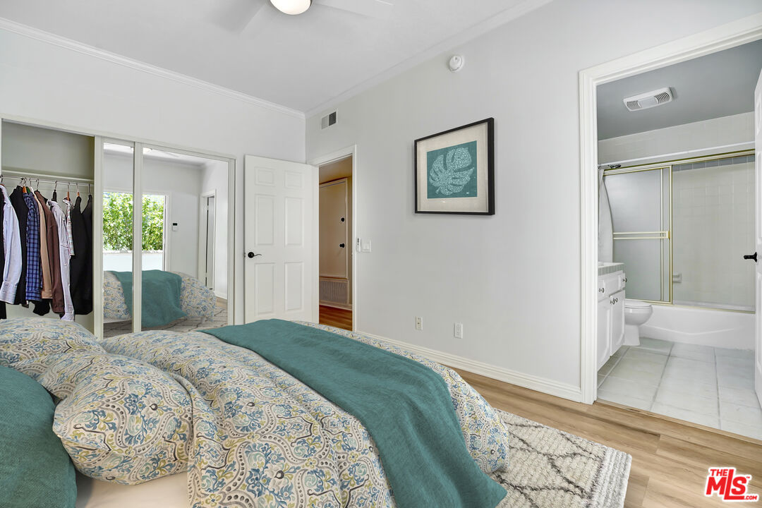 Sherman Oaks, California, 91403, United States, 2 Bedrooms Bedrooms, ,3 BathroomsBathrooms,Residential,For Sale,1900859