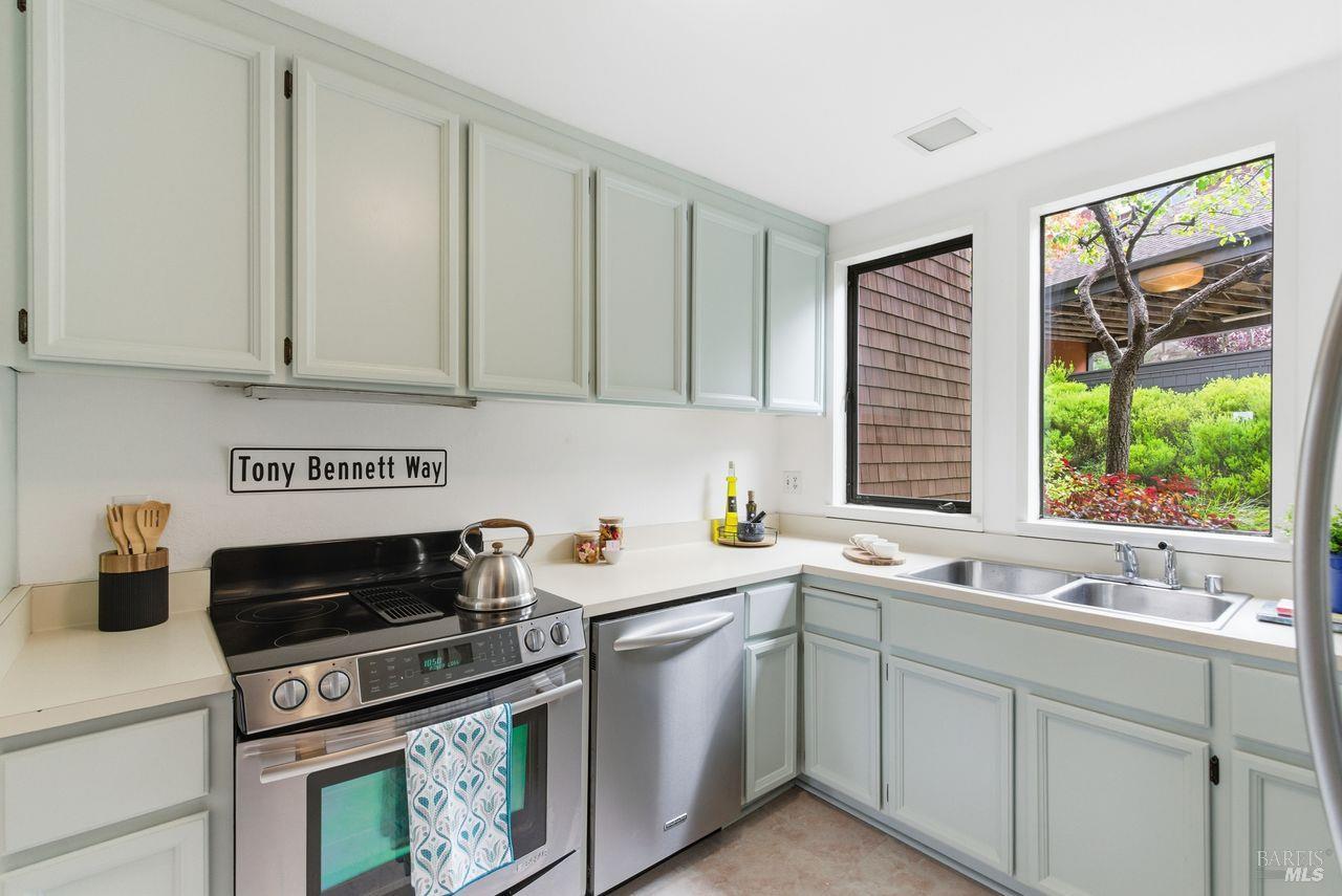 Sausalito, California, 94965, United States, 3 Bedrooms Bedrooms, ,3 BathroomsBathrooms,Residential,For Sale,1990897