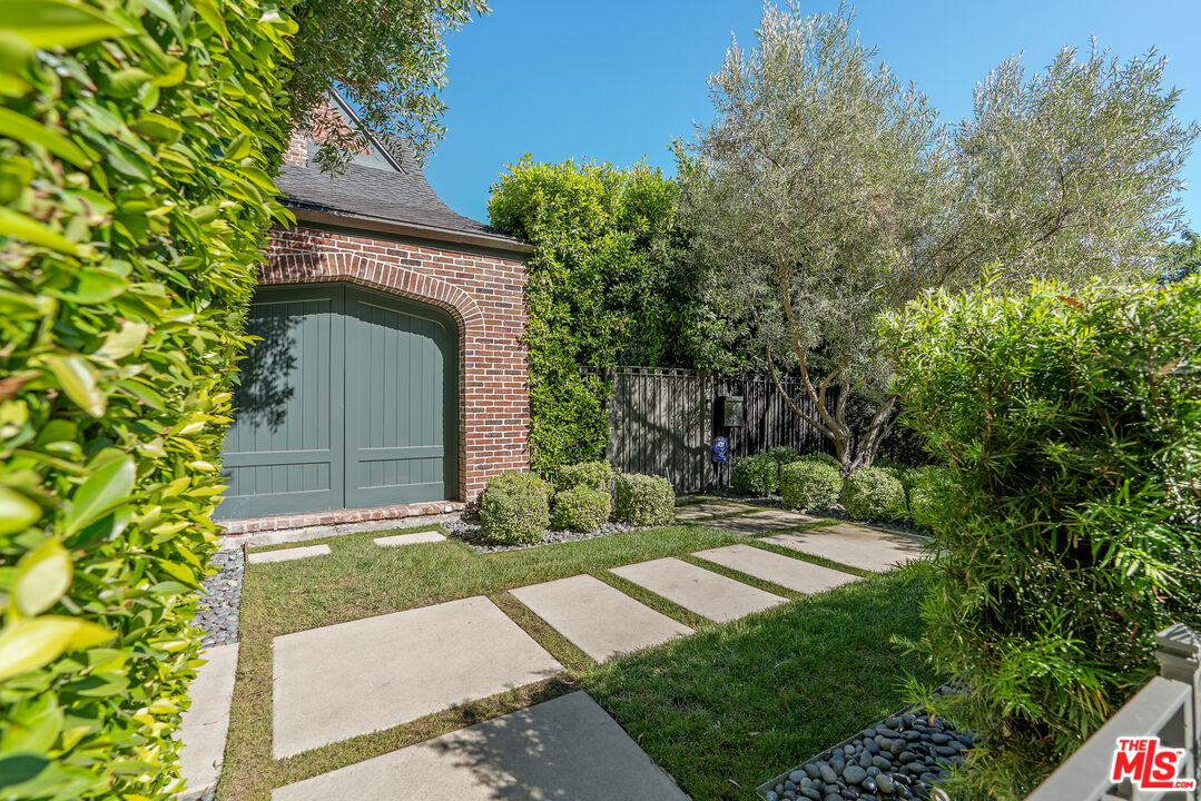 Los Angeles, California, 90020, United States, 5 Bedrooms Bedrooms, ,5 BathroomsBathrooms,Residential,For Sale,1939583