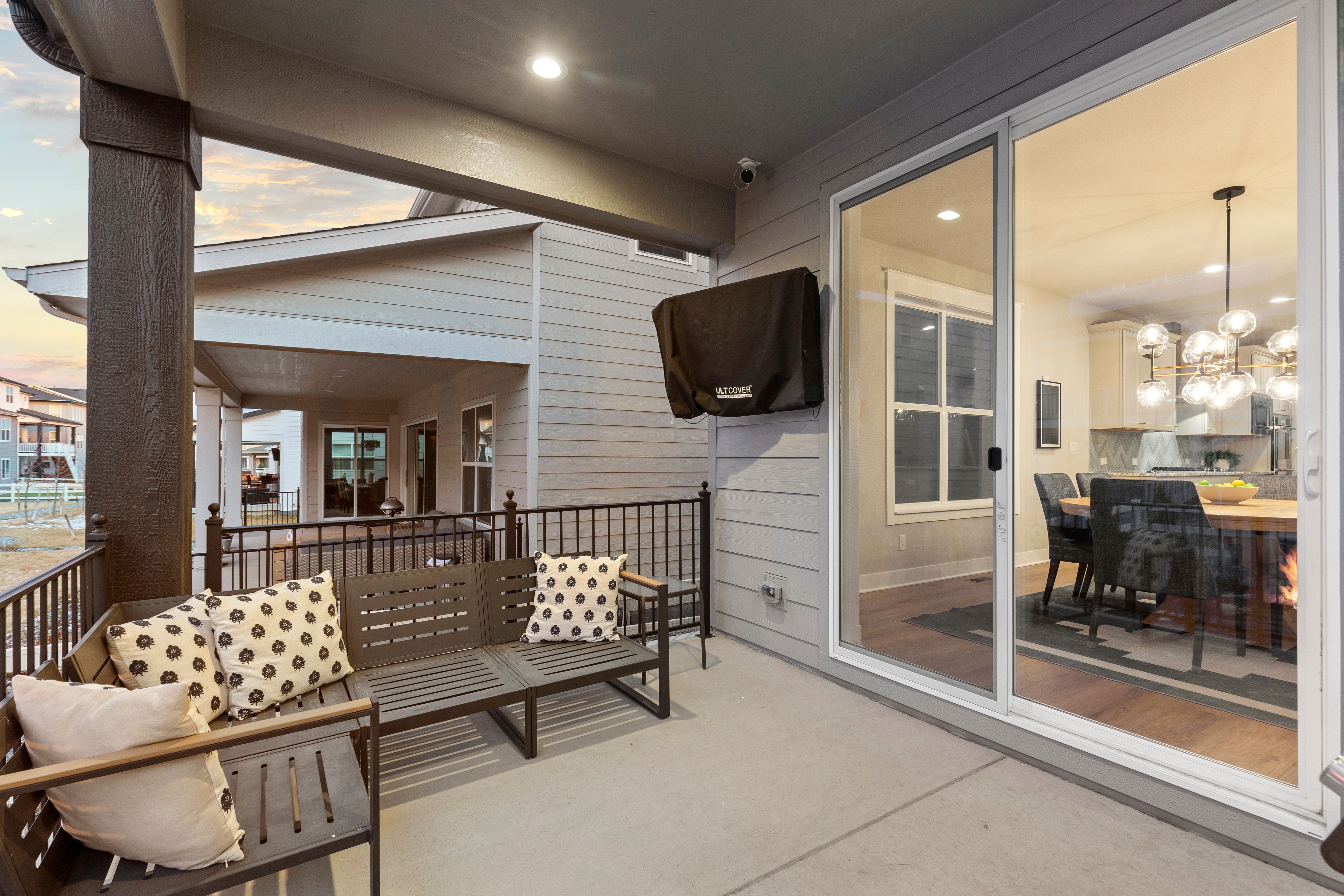  Newer Toll Brothers Yale Model with Main-Level Primary Suite and 5 Car Garage - 物件實景