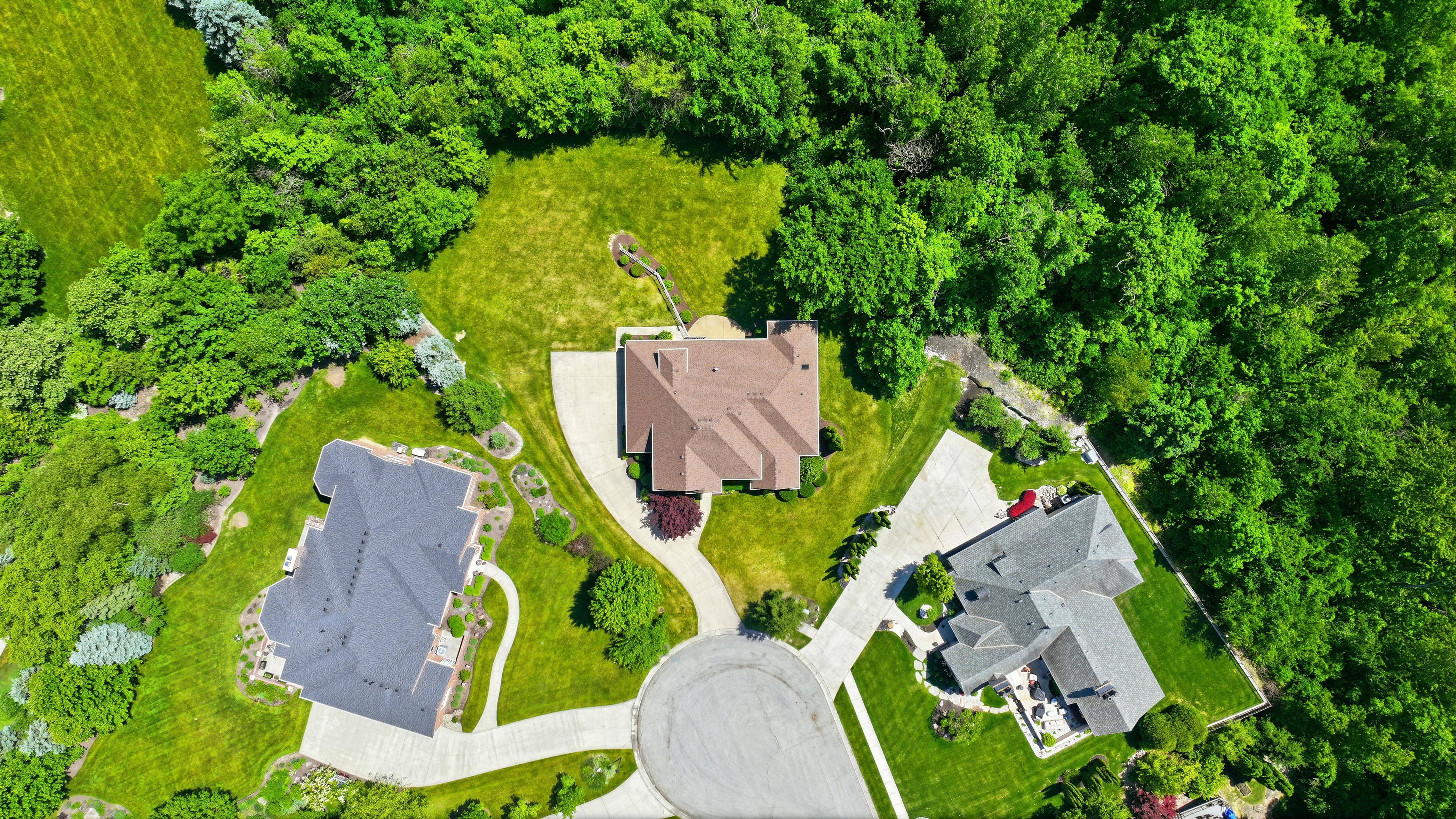  All-Brick Custom Home Tucked Away on Quiet Cul-De-Sac - 物件實景