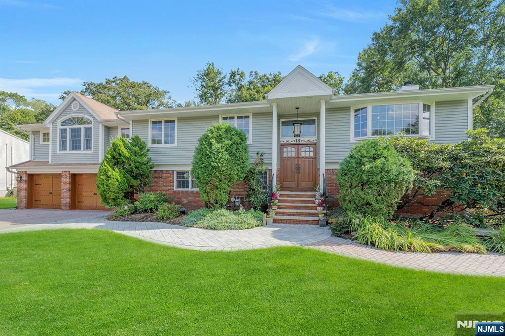 Montvale, New Jersey, 07645, United States, 6 Bedrooms Bedrooms, ,4 BathroomsBathrooms,Residential,For Sale,1950973