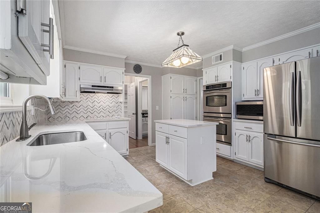Roswell, Georgia, 30075, United States, 6 Bedrooms Bedrooms, ,4 BathroomsBathrooms,Residential,For Sale,1910371