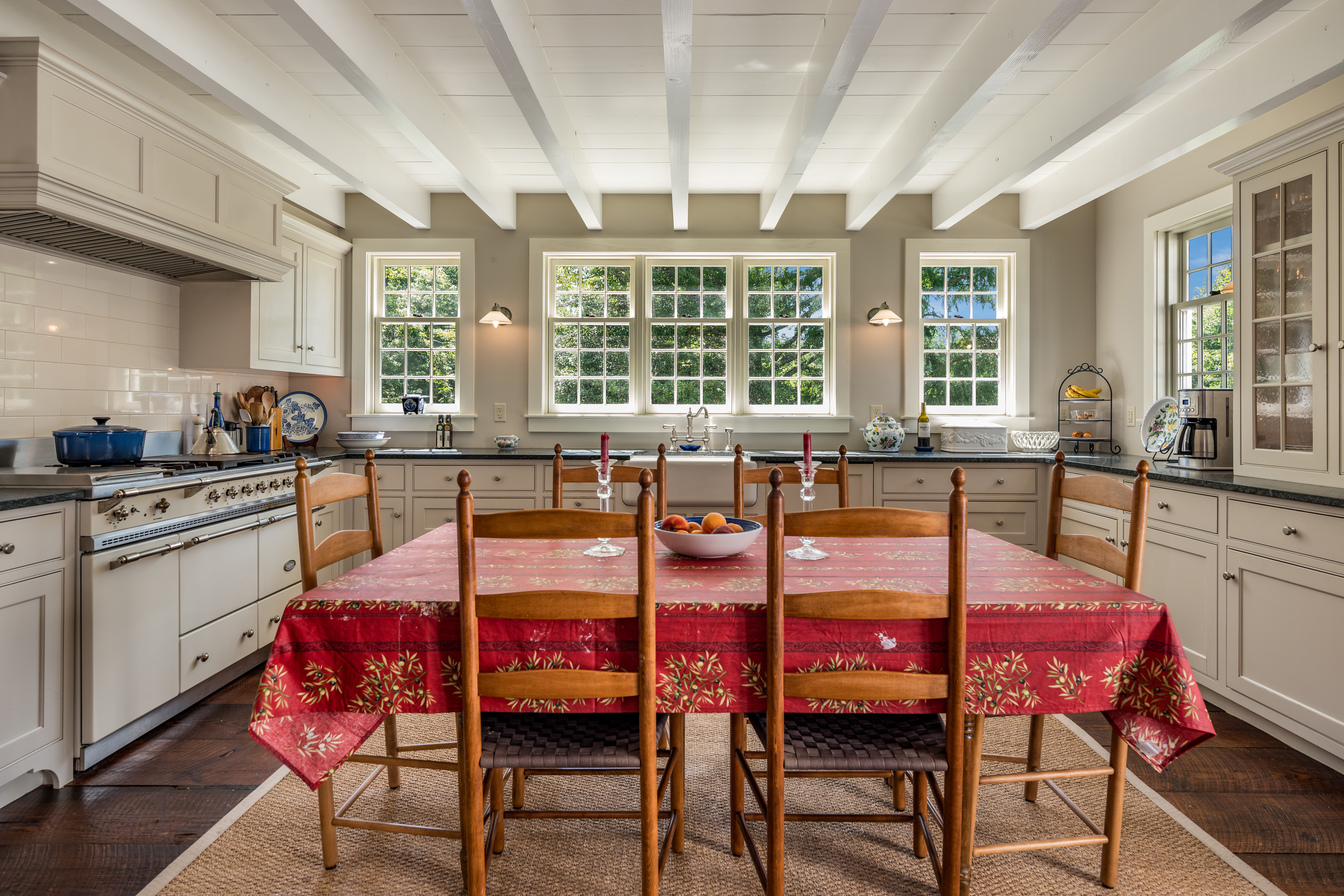  An Extraordinary Pocket Estate Within Walking Distance to Village - 物件實景