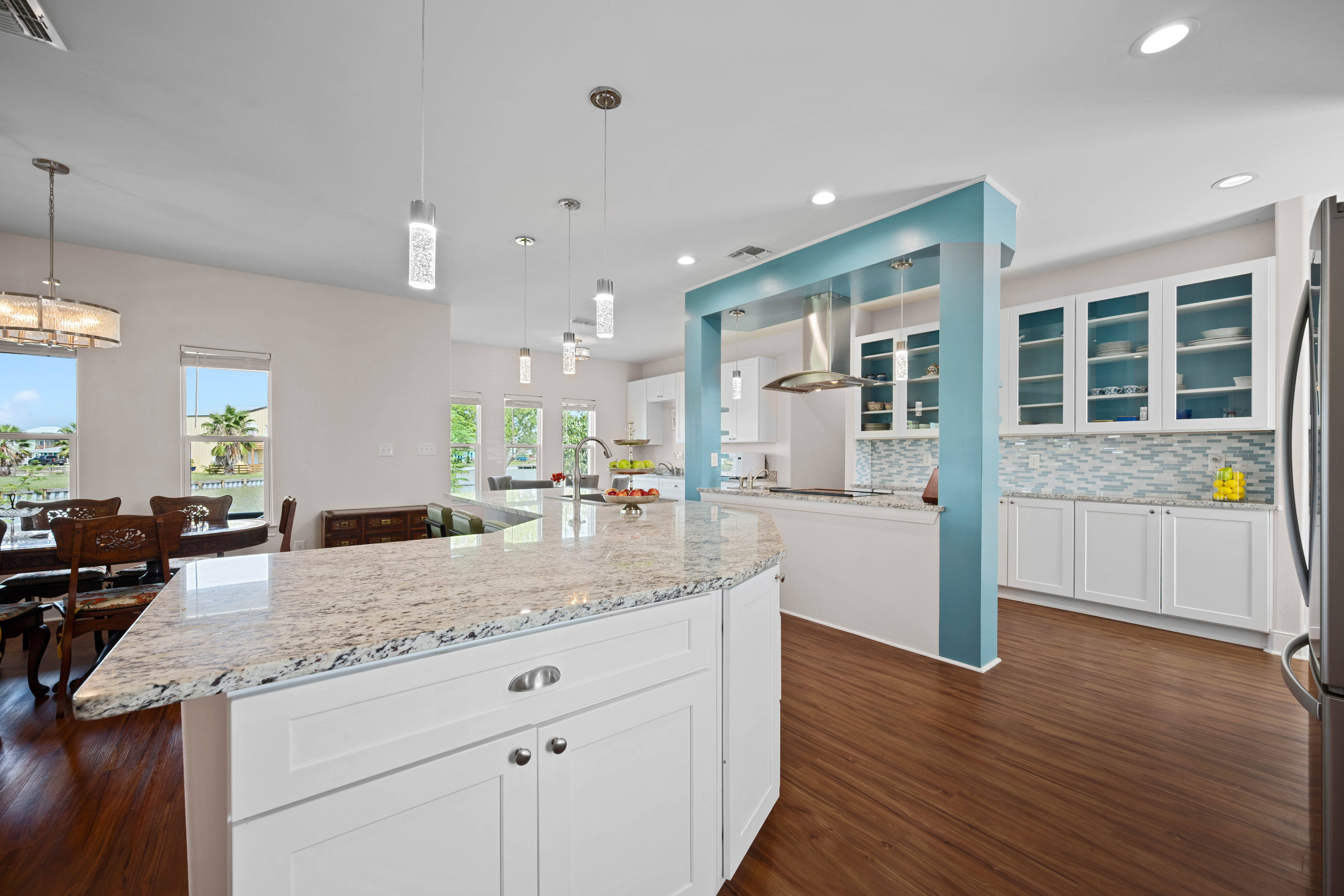  Beautiful Coastal Home on Oversized Lot - 物件實景
