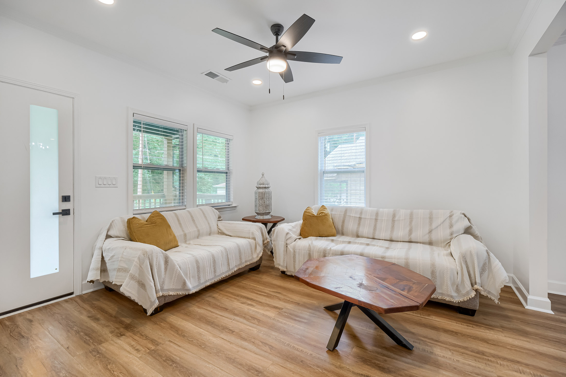  beautifully renovated home where  modern upgrades meet timeless charm - 物件實景