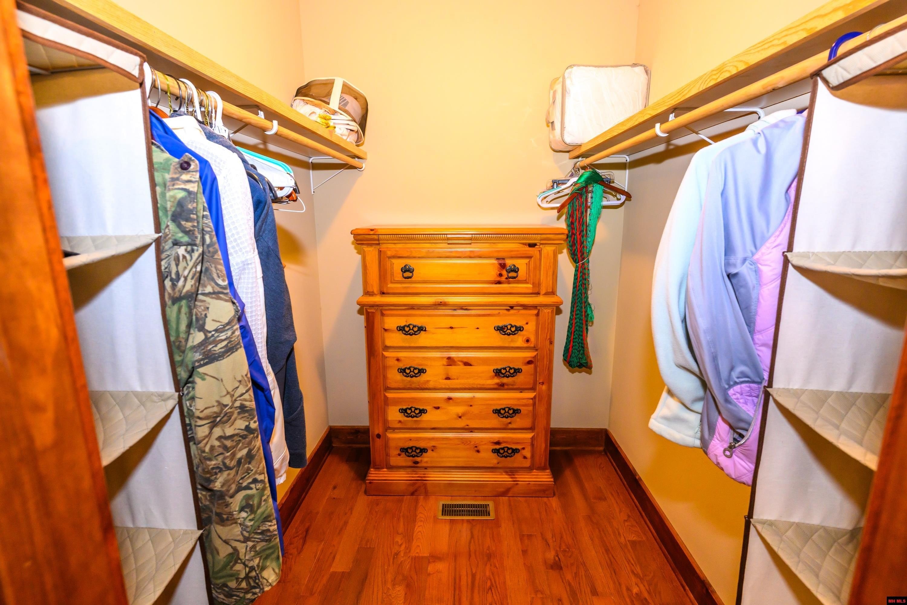 Norfork, Arkansas, 72658, United States, 3 Bedrooms Bedrooms, ,3 BathroomsBathrooms,Residential,For Sale,1921942