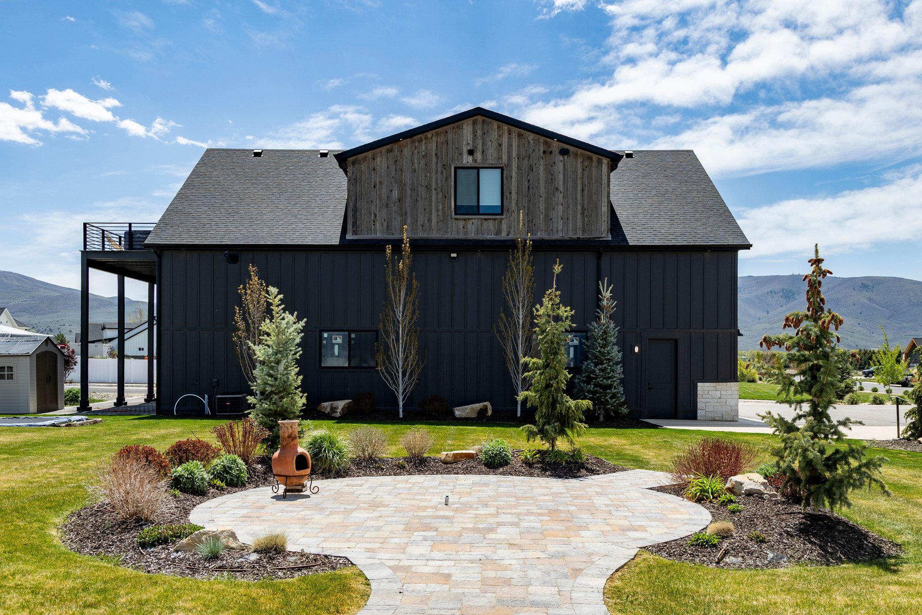  Custom Home with Detached Toy Barn - 物件實景