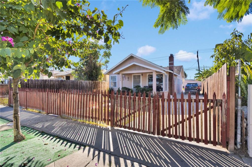 Los Angeles, California, 90003, United States, 4 Bedrooms Bedrooms, ,1 BathroomBathrooms,Residential,For Sale,1992403