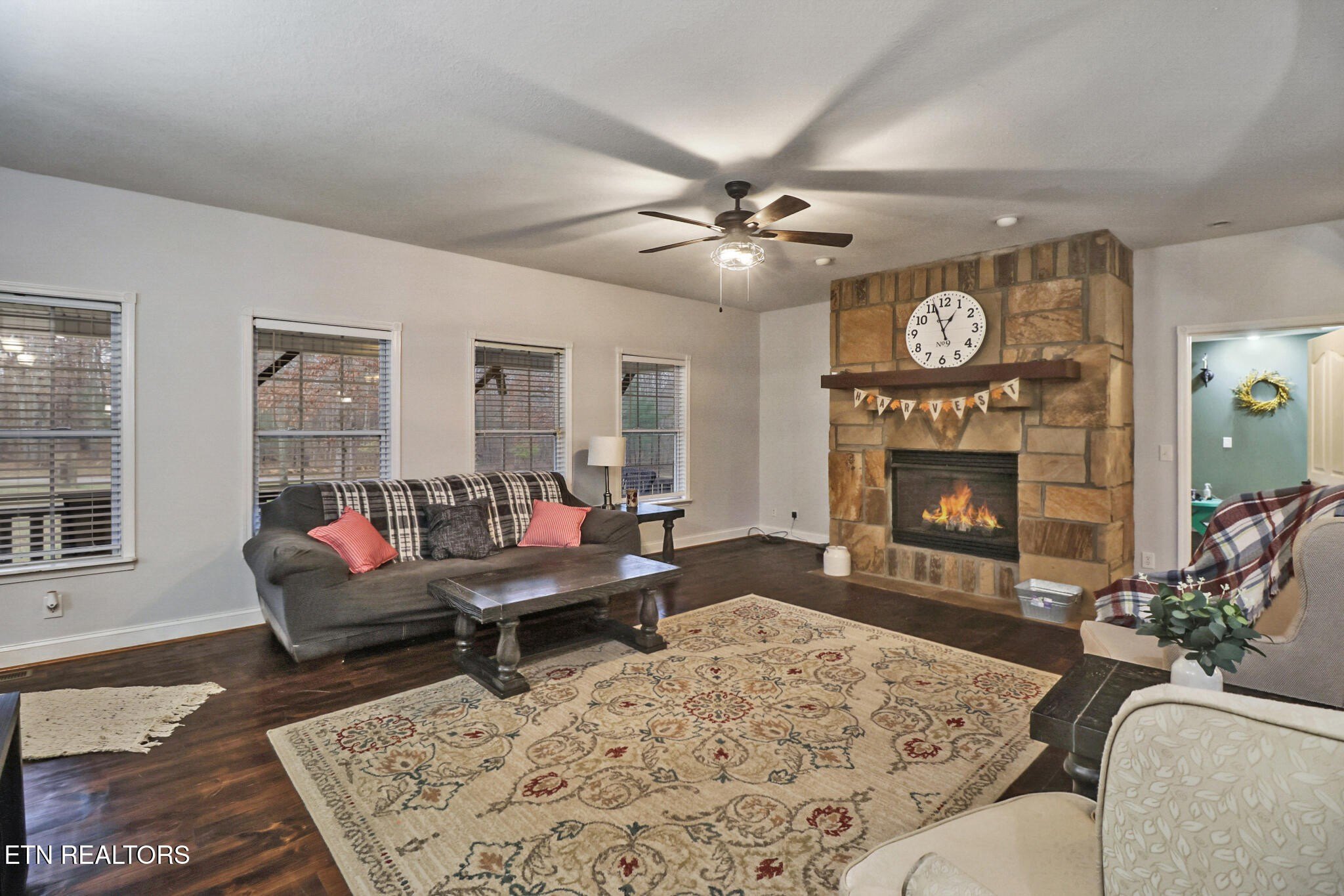 Crossville, Tennessee, 38572, United States, 2 Bedrooms Bedrooms, ,3 BathroomsBathrooms,Residential,For Sale,1998694