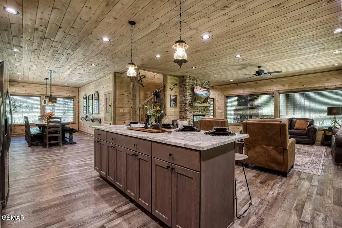 Sevierville, Tennessee, 37862, United States, 5 Bedrooms Bedrooms, ,5 BathroomsBathrooms,Residential,For Sale,2008857