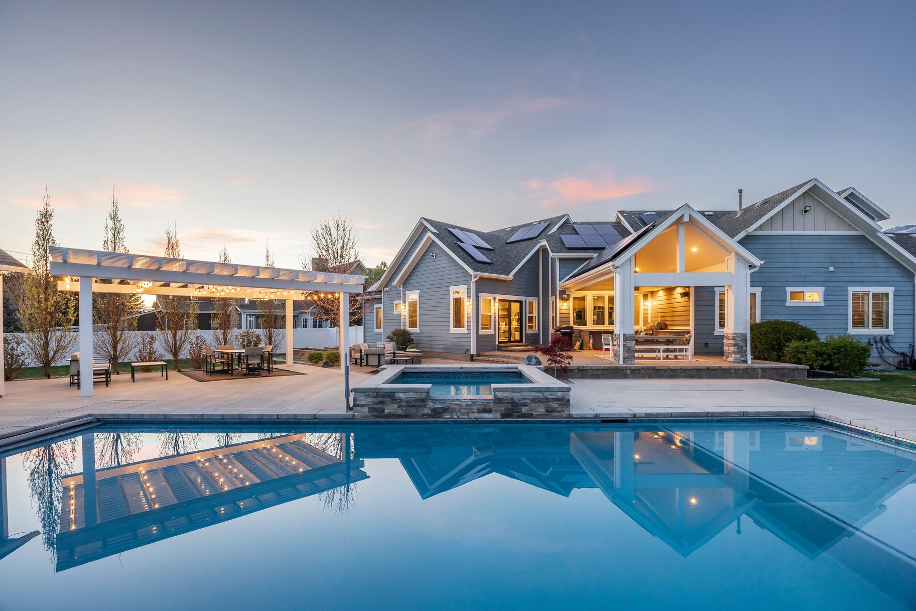  Beautiful Craftsman Rambler With Basement Apartment, Sports Pool and Pool House - 物件實景