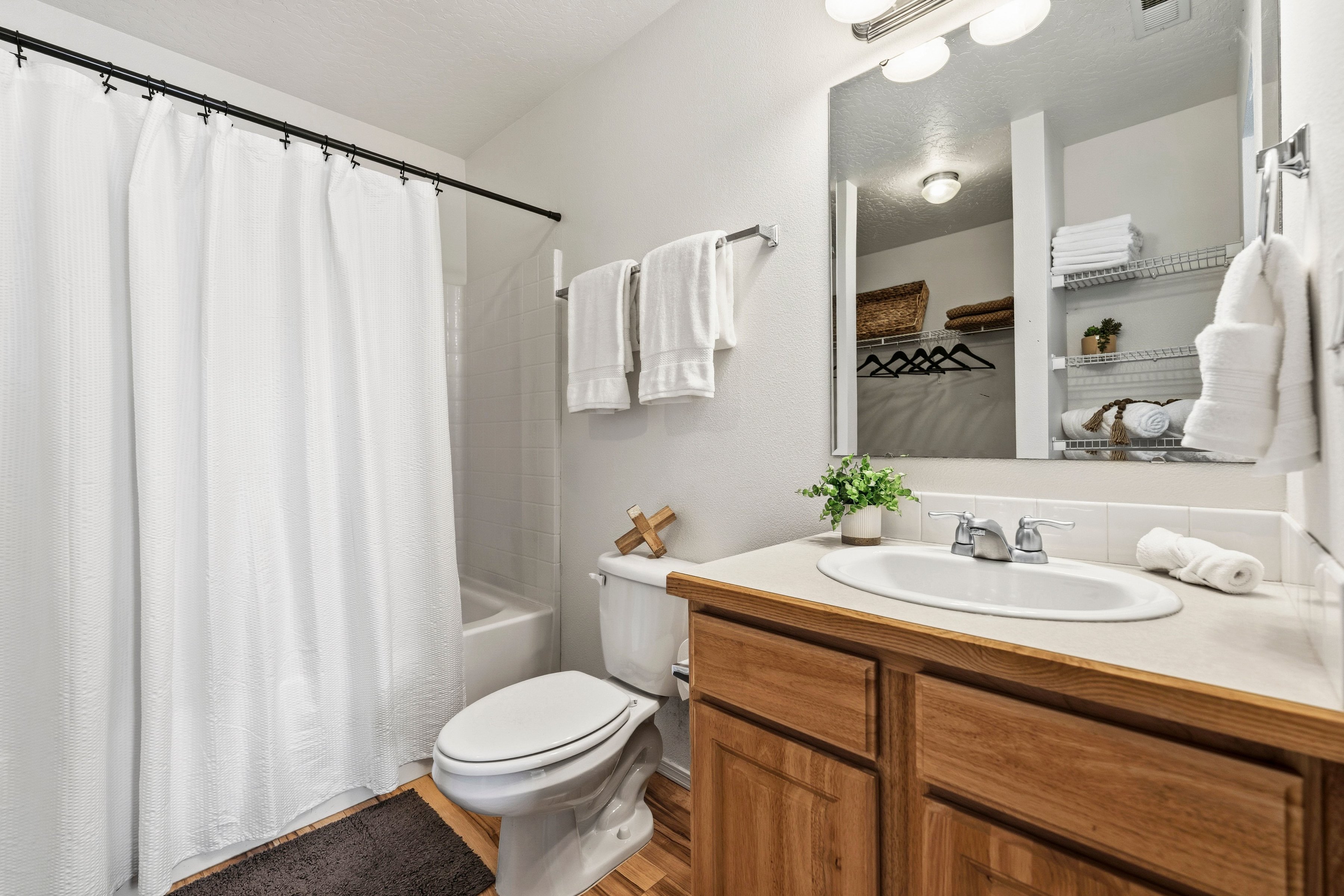  Charming single-level 3-bed, 2 bath home wonderfully located in North Caldwell - 物件實景