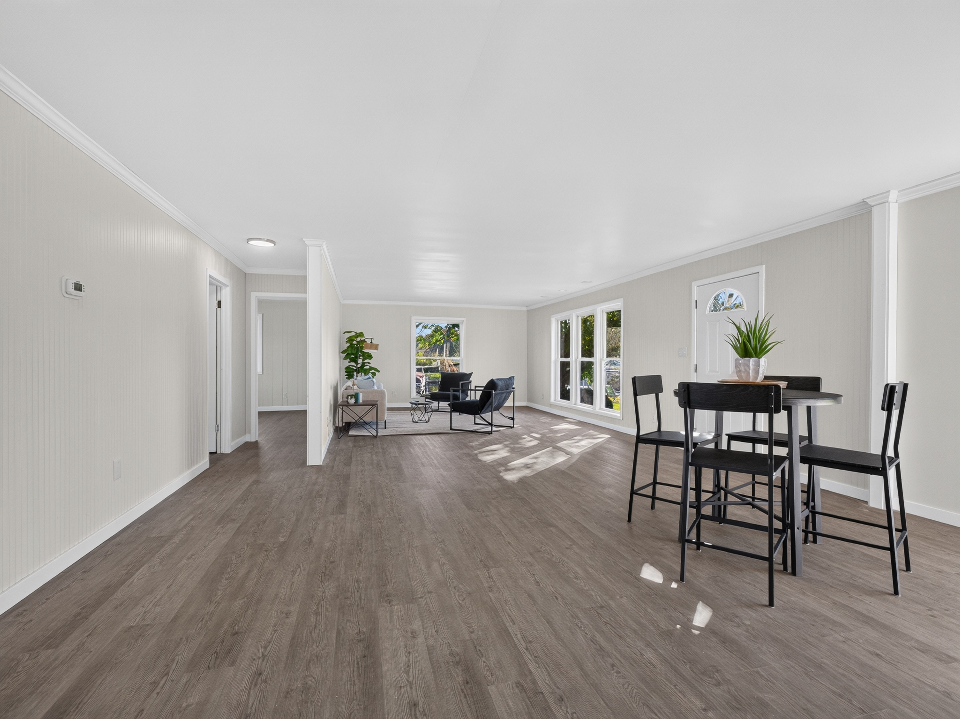  Beautifully Remodeled 4 Bedroom Home Featuring Lakefront Living - 物件實景