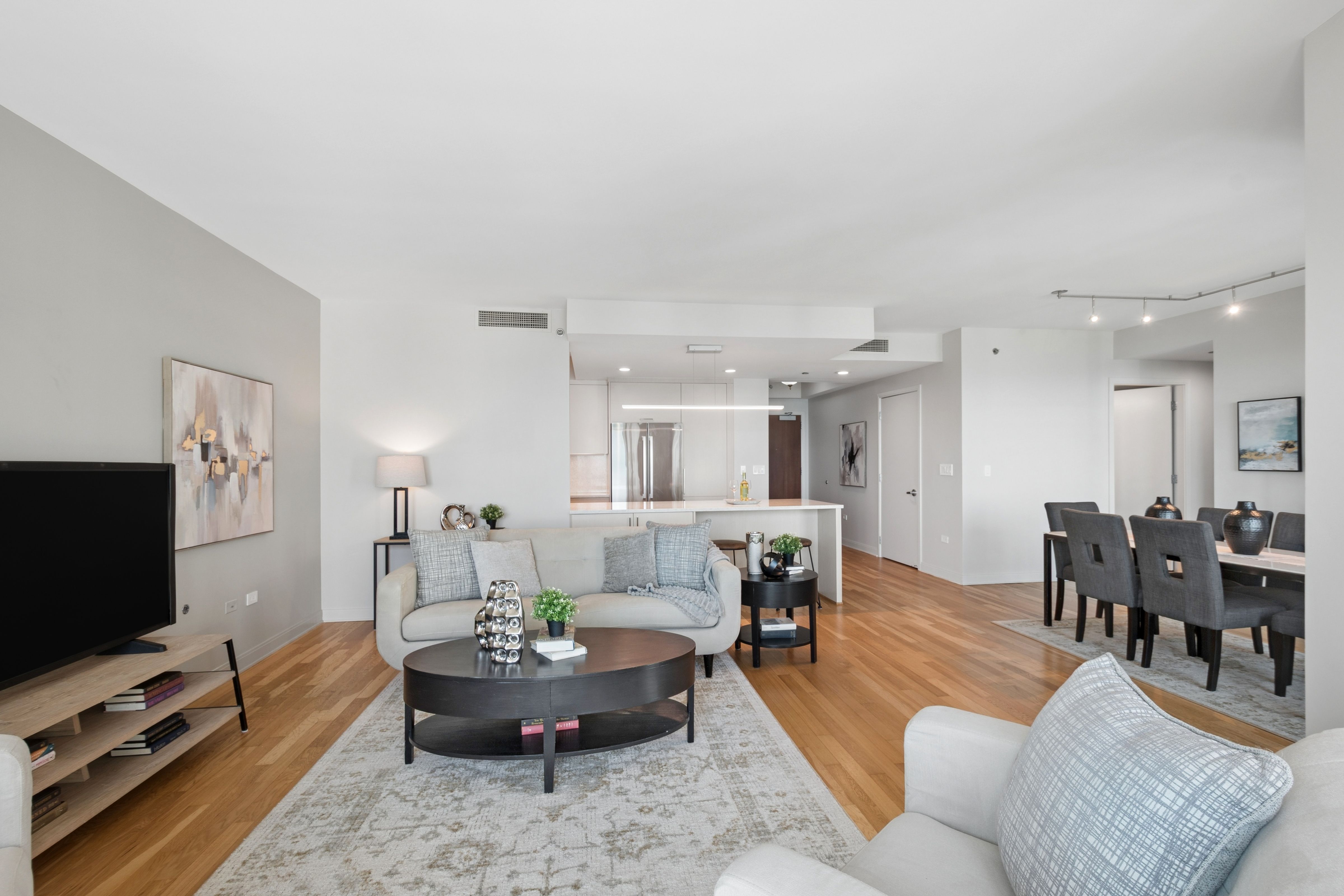  Spacious Living Room and Dining Area Overlook the Park, Lakefront and The Bean - 物件實景