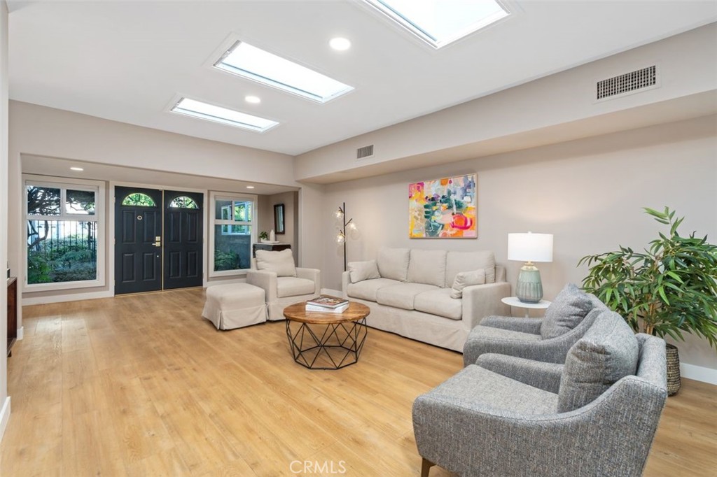 Woodland Hills, California, 91367, United States, 5 Bedrooms Bedrooms, ,3 BathroomsBathrooms,Residential,For Sale,1907450