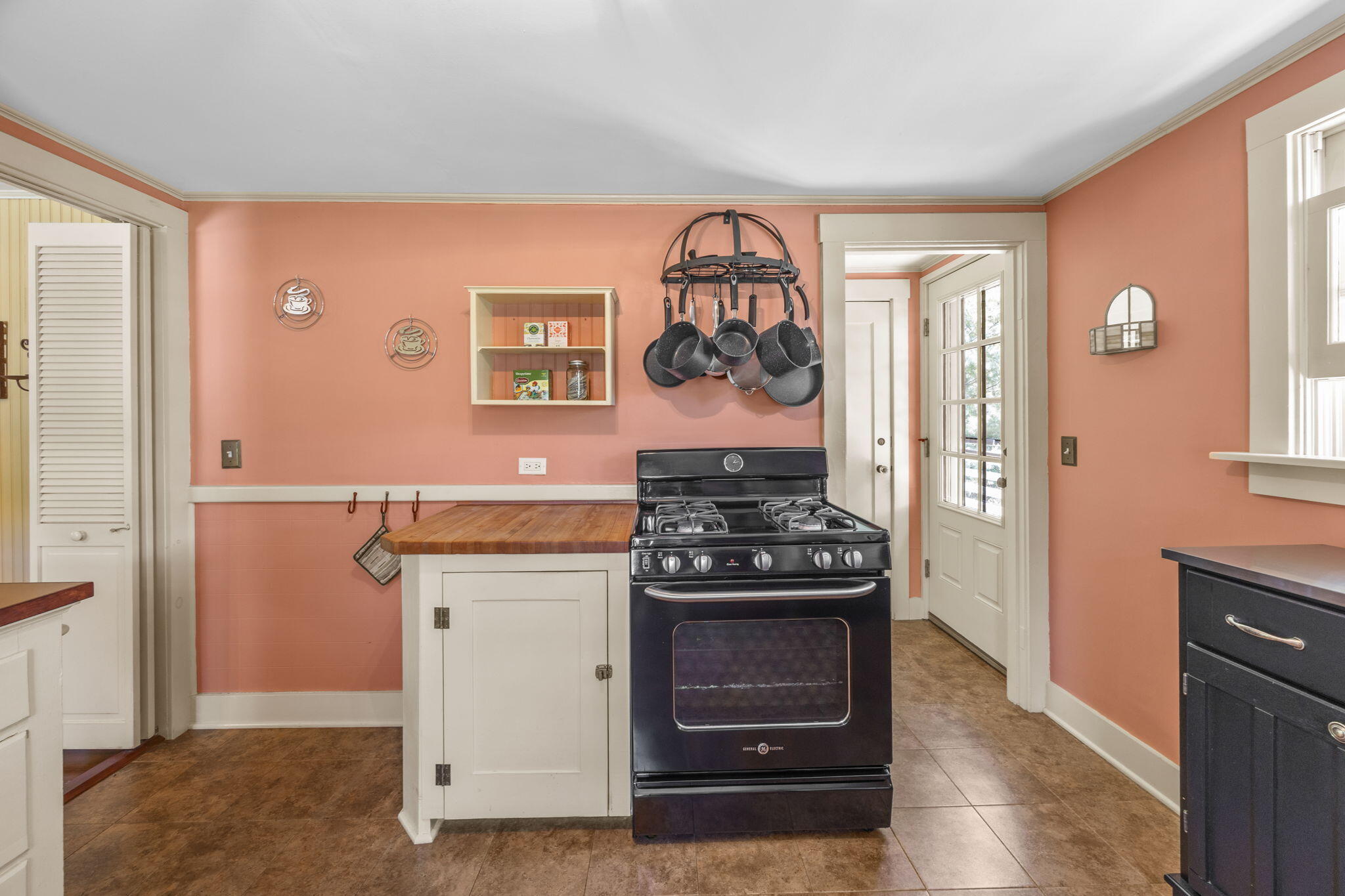  Move-In Ready Comfort on a Beautifully Wooded Acre-Plus Setting - 物件實景